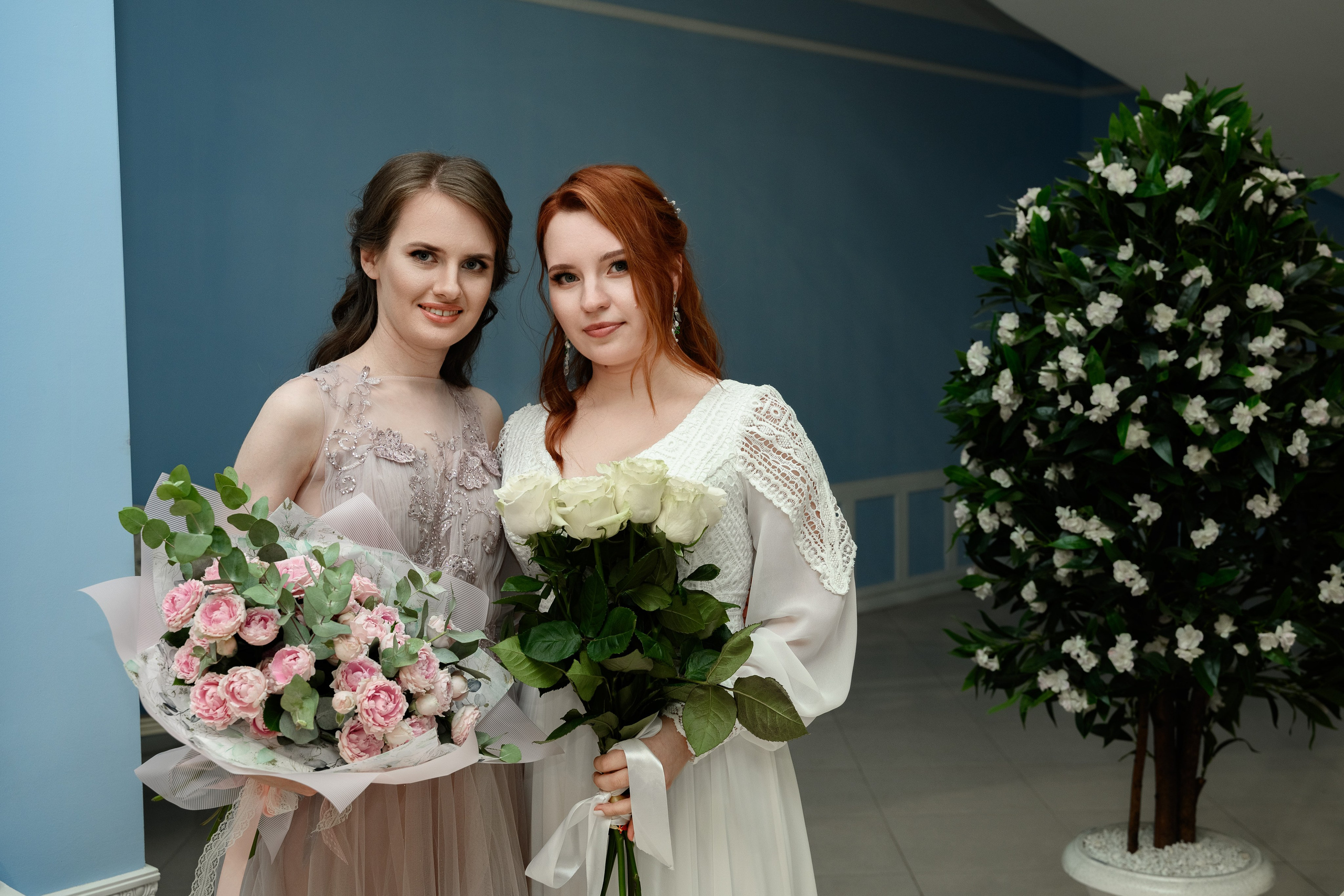 Фотосъёмка на свадьбе для невесты с подружкой и гостями.