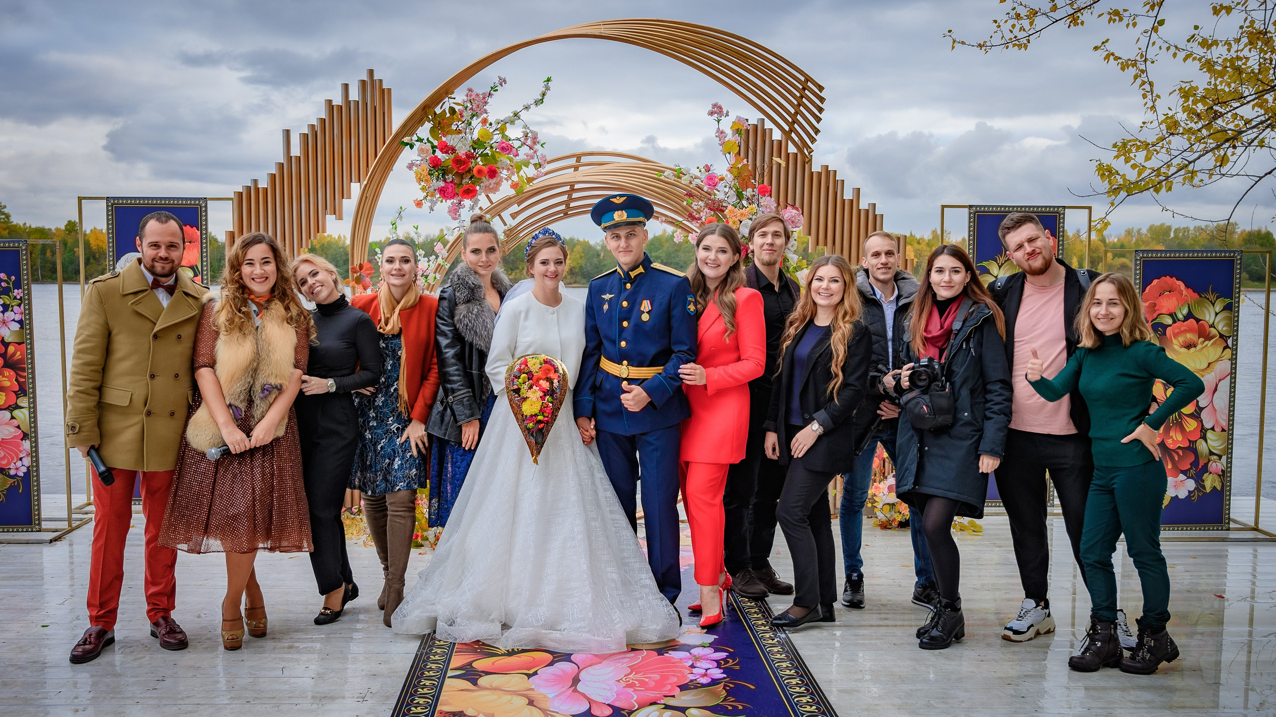 Жених и невеста с гостями на свадьбе.