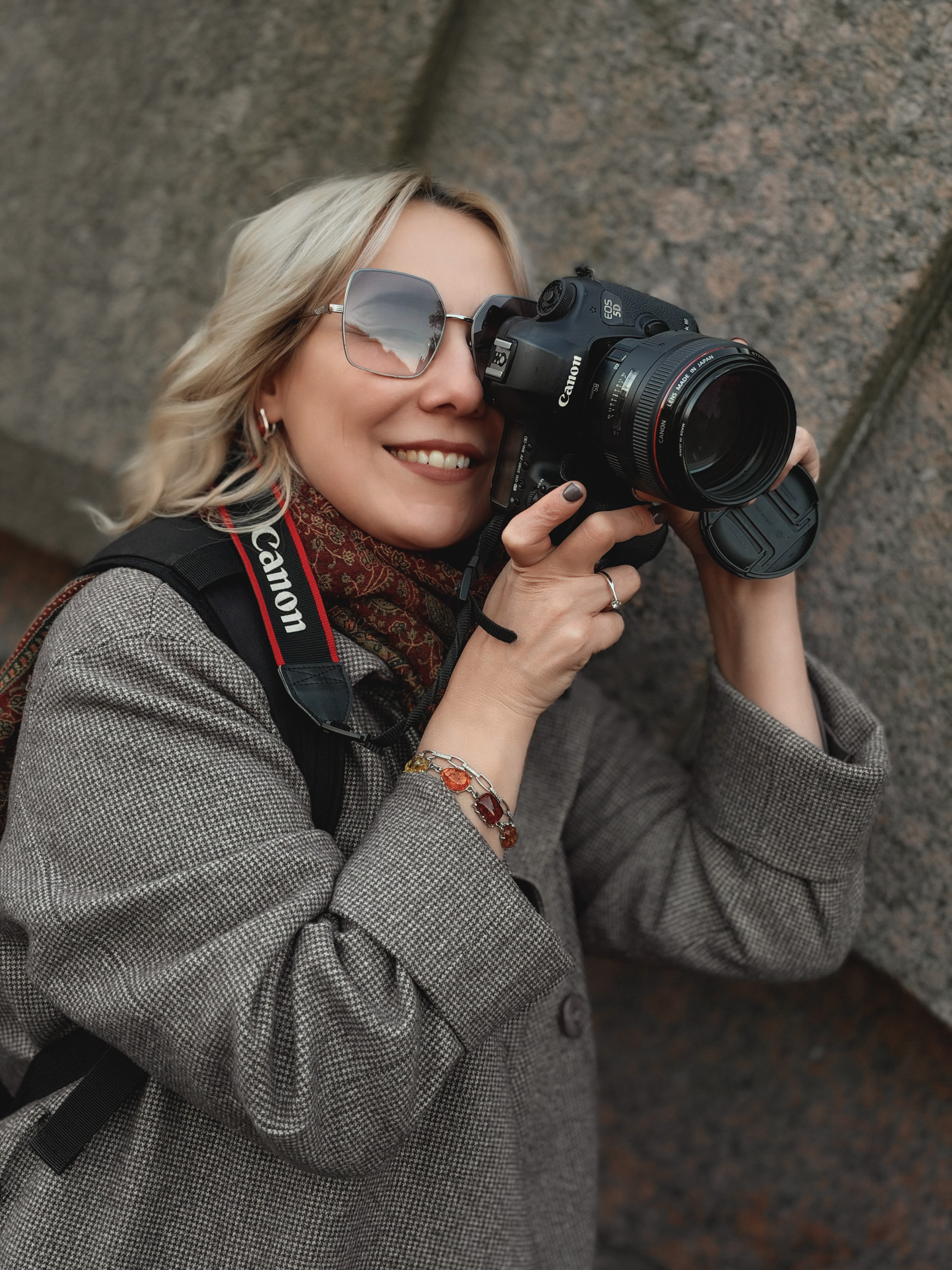 Фотосессия для девушки фотографа с камерой на айфон.