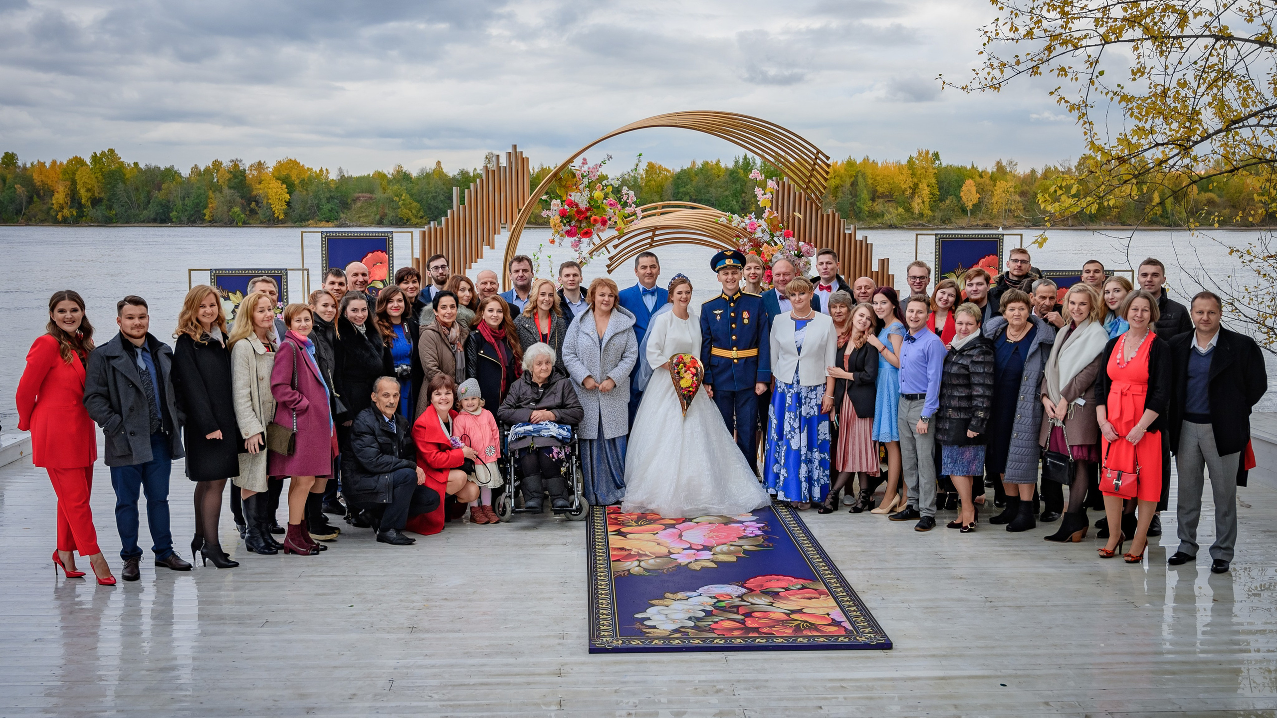 Свадебная фотография молодоженов с гостями в день свадьбы.