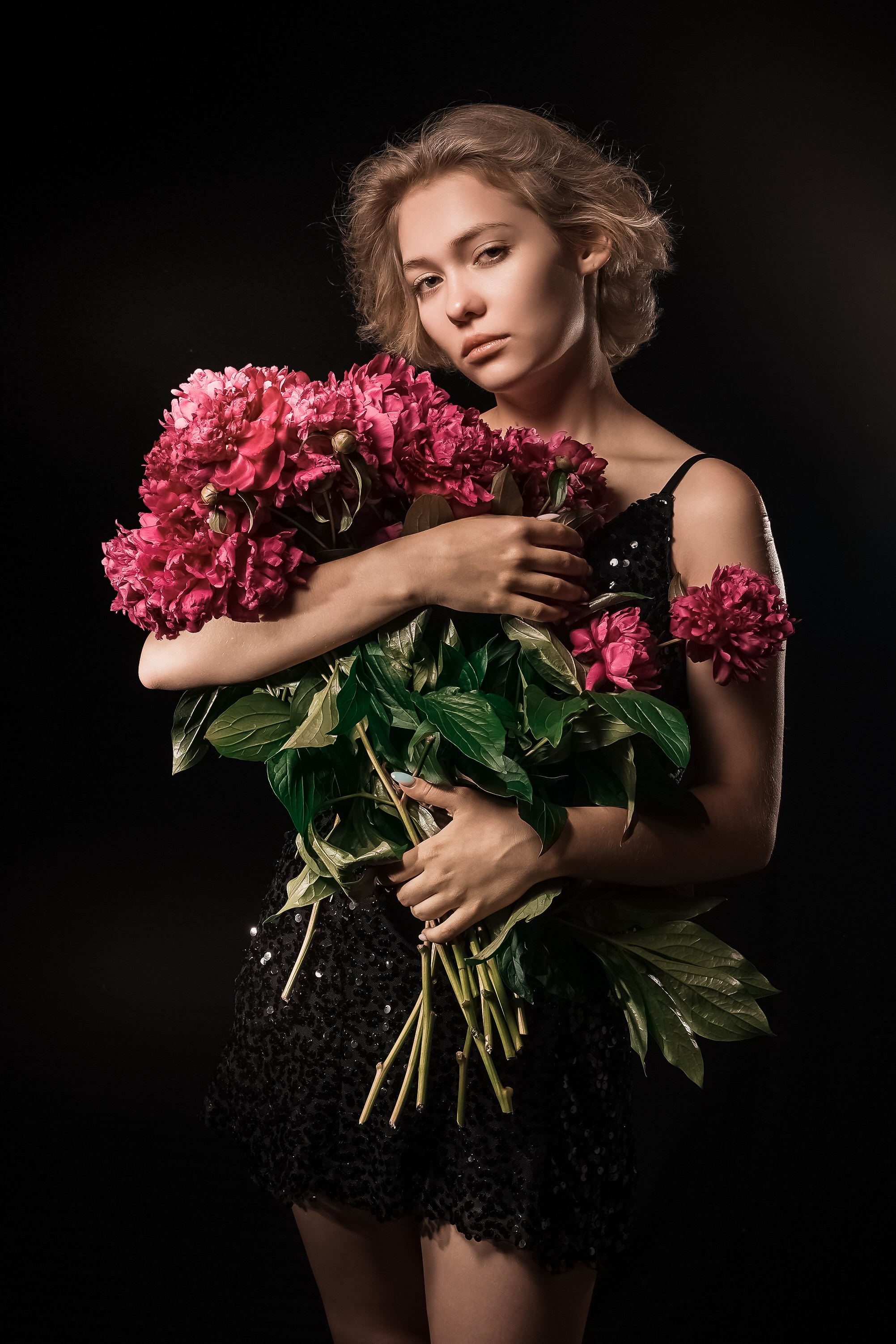 Съемка Ксении с пионами на черном фоне. Фотограф Светлана Боровикова в Домодедове