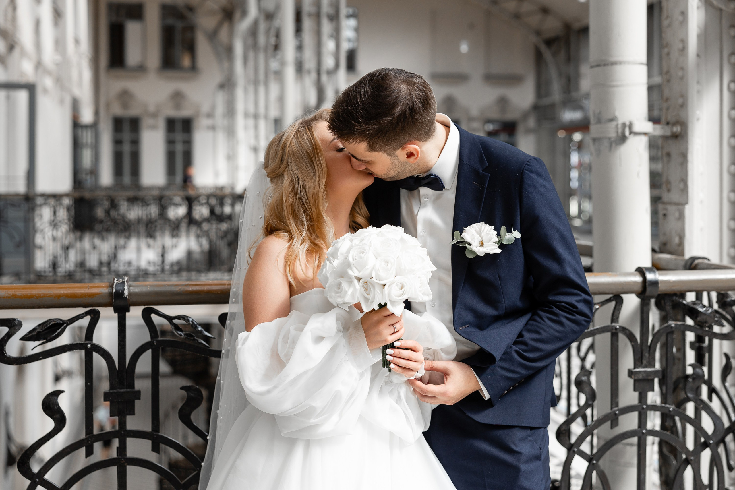 Поцелуй молодоженов на мостике Витебского вокзала