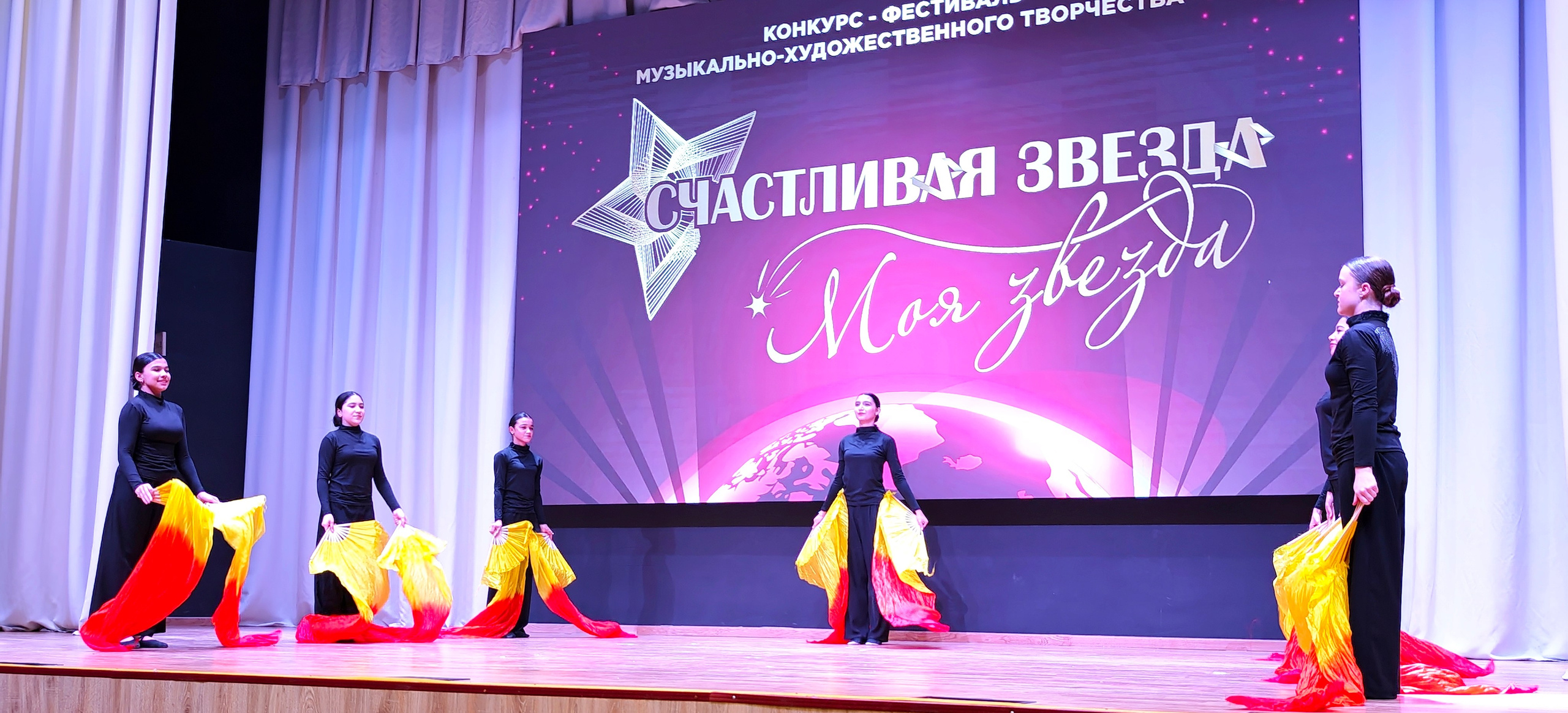 1 ноября 2025 г, г. Бохтар, Таджикистан. Золотое яблочко