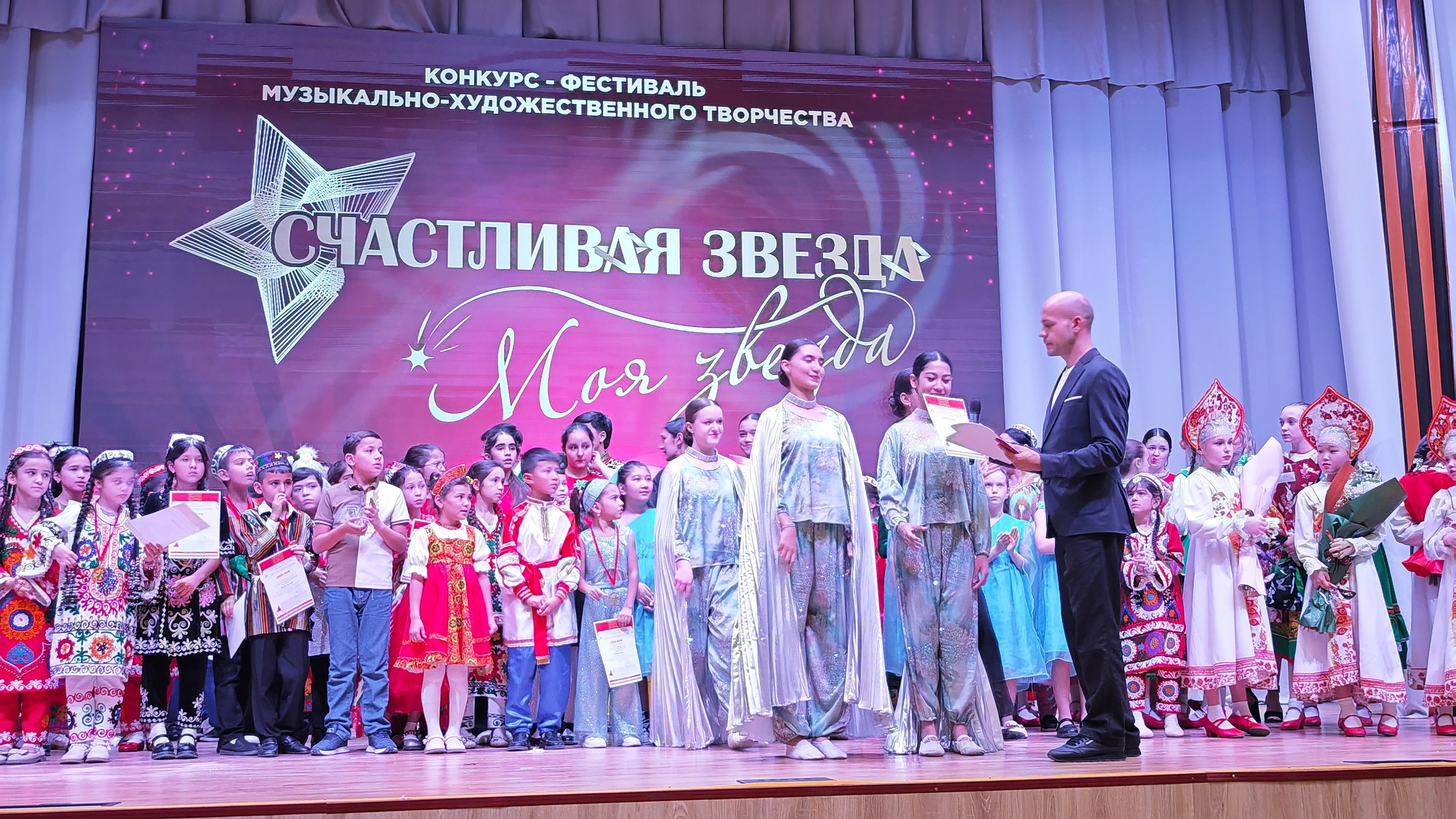 1 ноября 2025 г, г. Бохтар, Таджикистан. Золотое яблочко