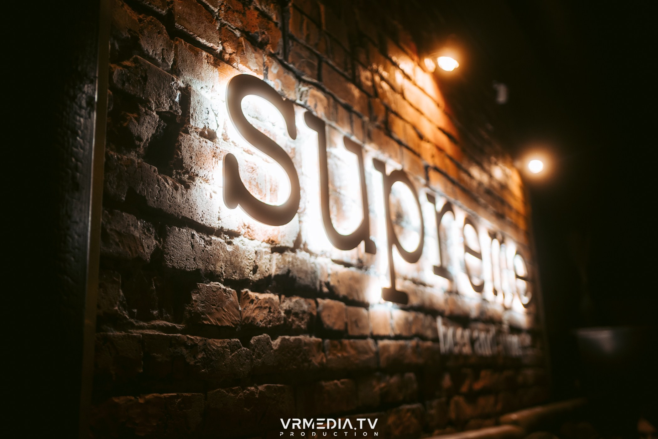 Вино и Стихи в баре «Supreme»