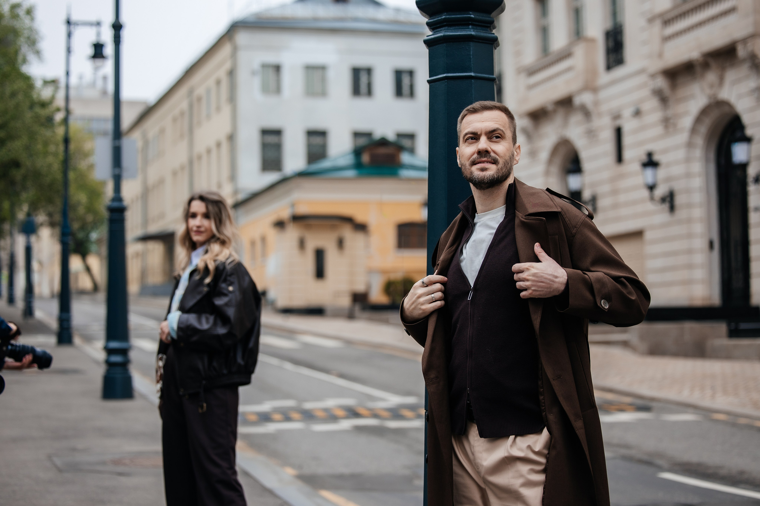 Романтическая прогулка в московском переулке. Свадебный и семейный фотограф в Москве Красинская Мария
