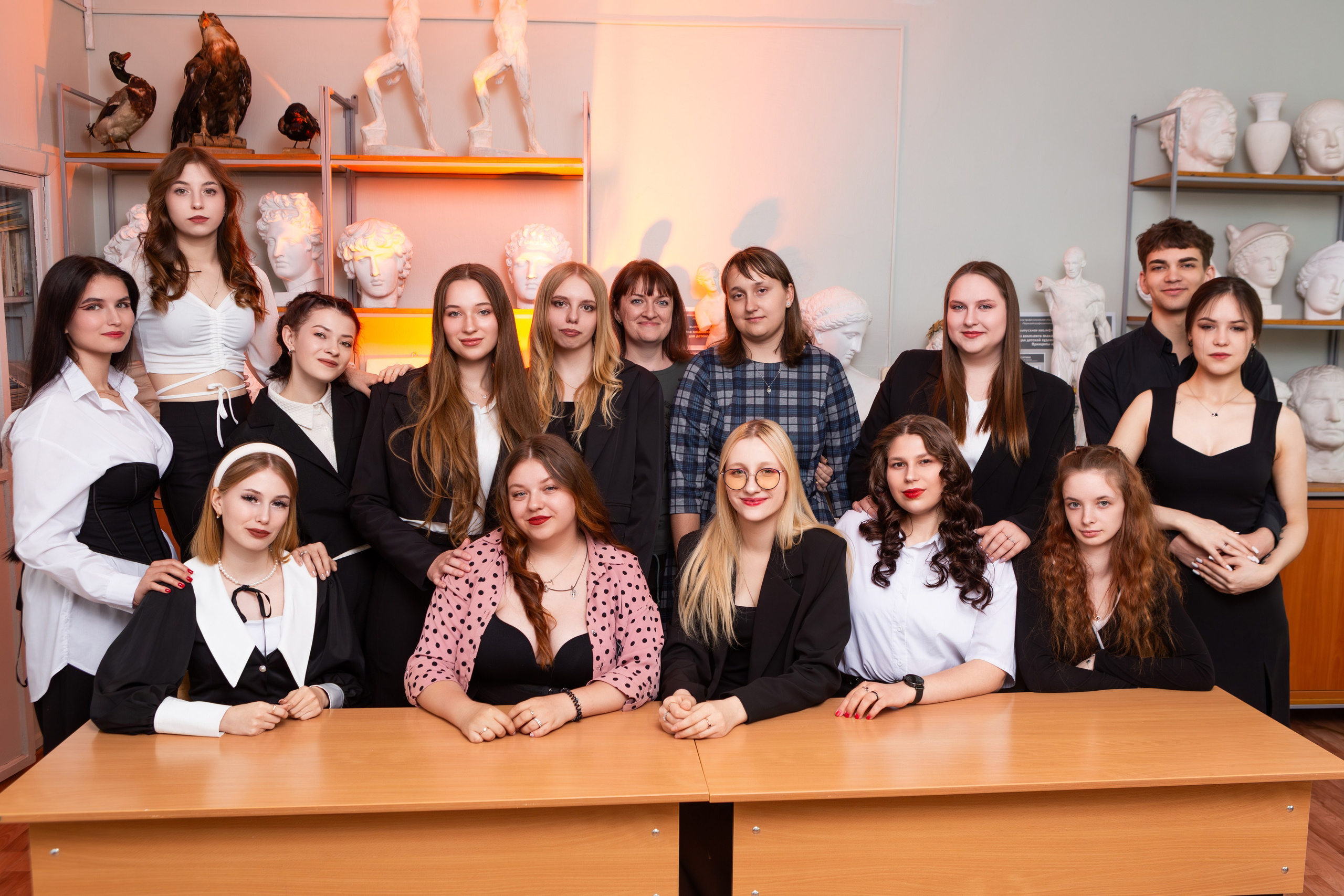 ФОТОСЕССИЯ В АУДИТОРИИ ДЛЯ БУДУЩИХ УЧИТЕЛЕЙ — выпускников Чернского профессионально-педагогического колледжа. ТВОЙ АЛЬБОМ / ТВОИ ПРАВИЛА