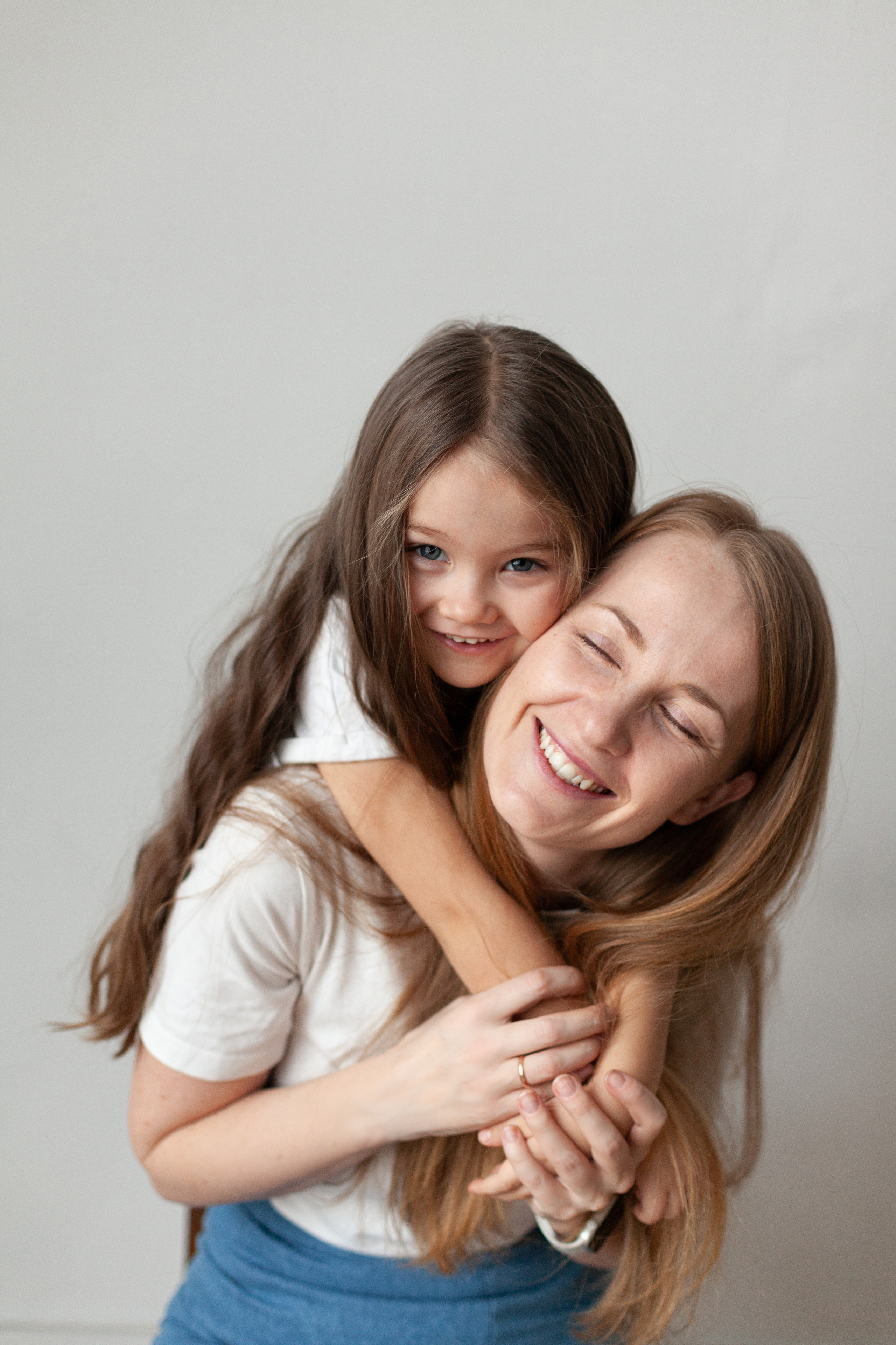 Студийная фотосессия мамы и дочки. Детский и контент фотограф Надя Волкова Санкт-Петербург