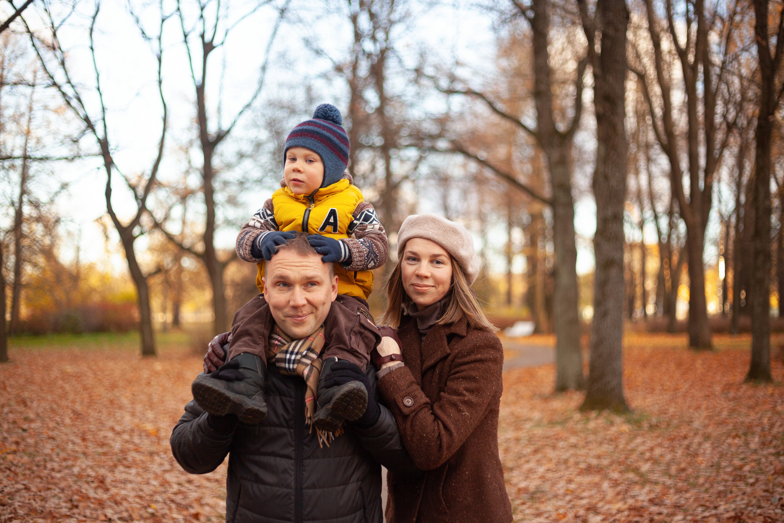 Осенняя фотосессия семьи с ребенком на острове Елагин. Детский и контент фотограф Надя Волкова Санкт-Петербург