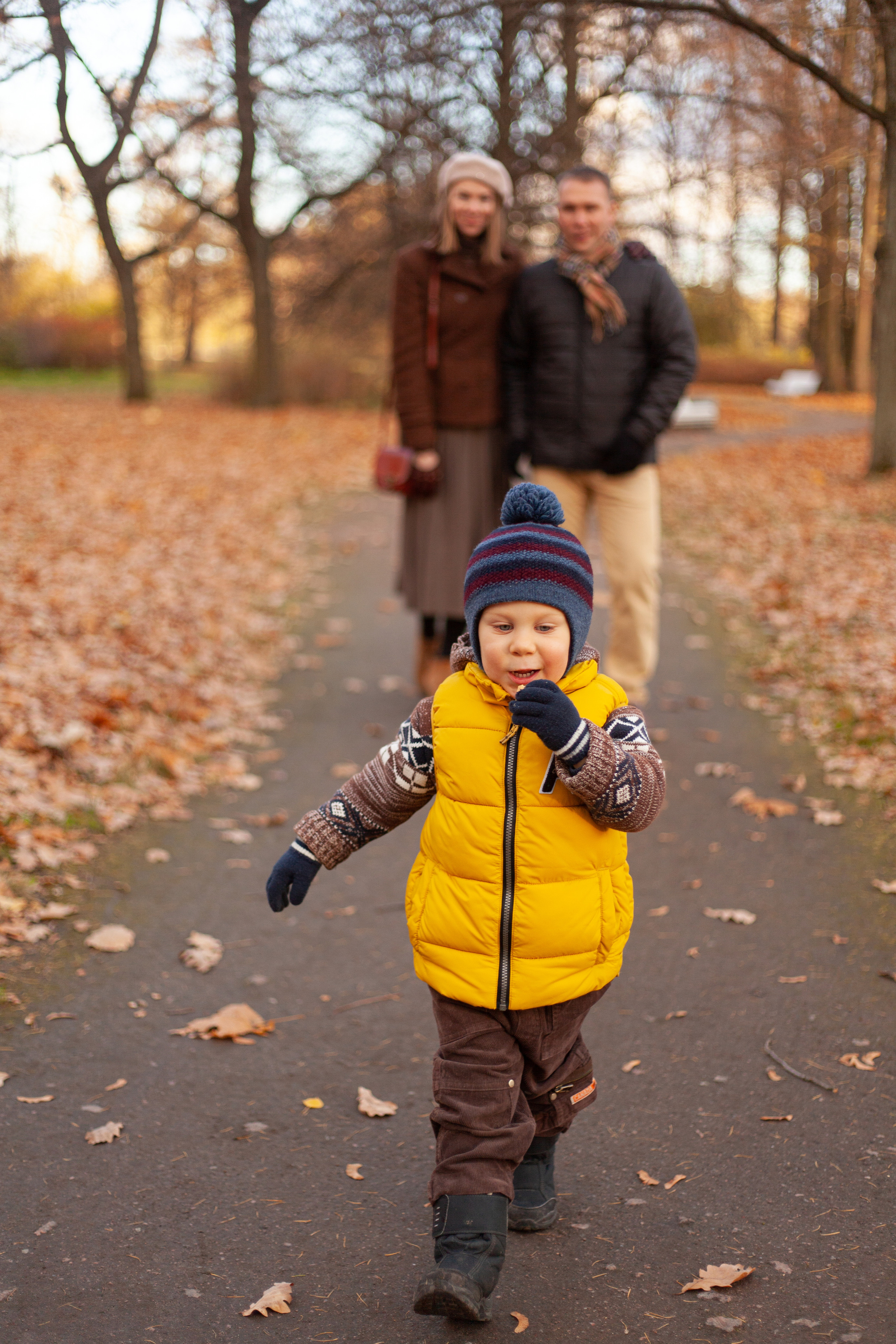 Осенняя фотосессия семьи с ребенком на острове Елагин. Детский и контент фотограф Надя Волкова Санкт-Петербург