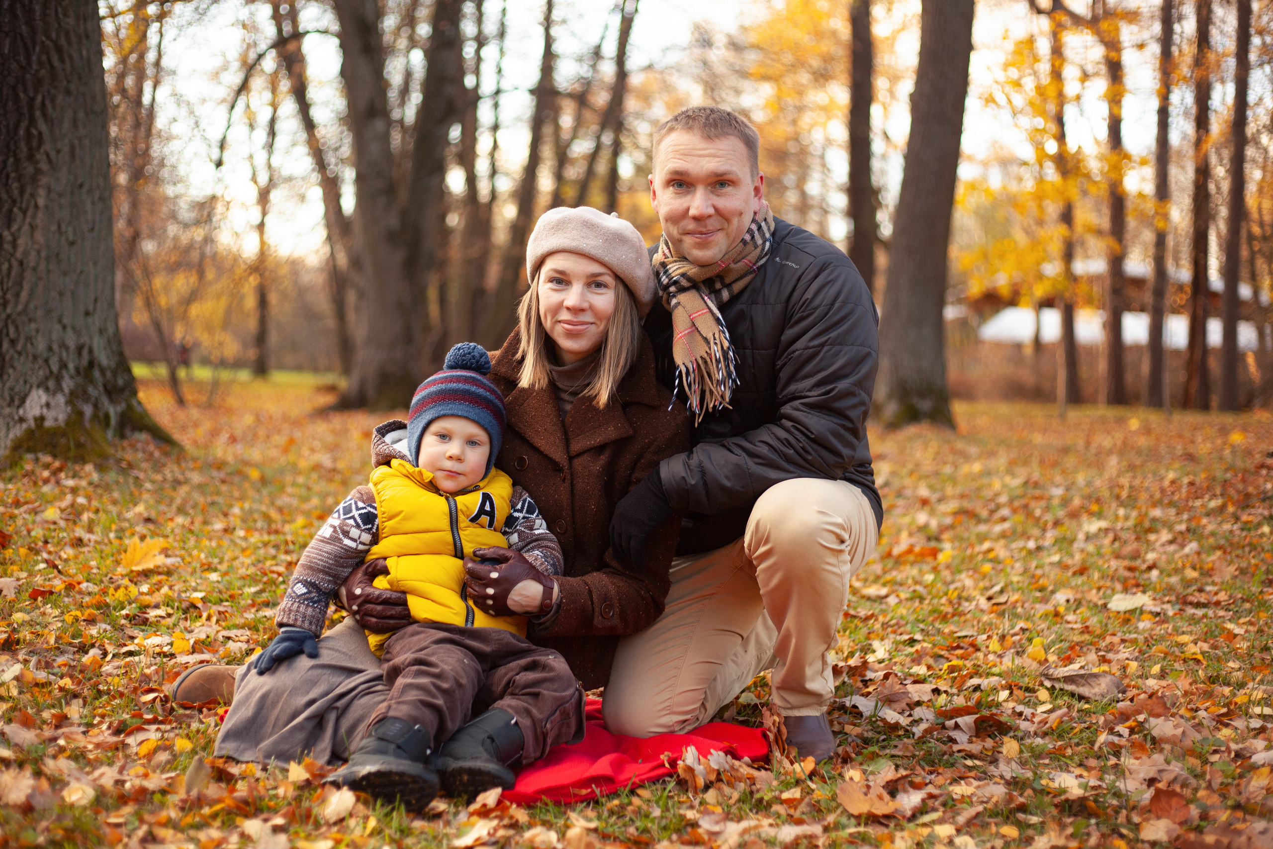 Осенняя фотосессия семьи с ребенком на острове Елагин. Детский и контент фотограф Надя Волкова Санкт-Петербург