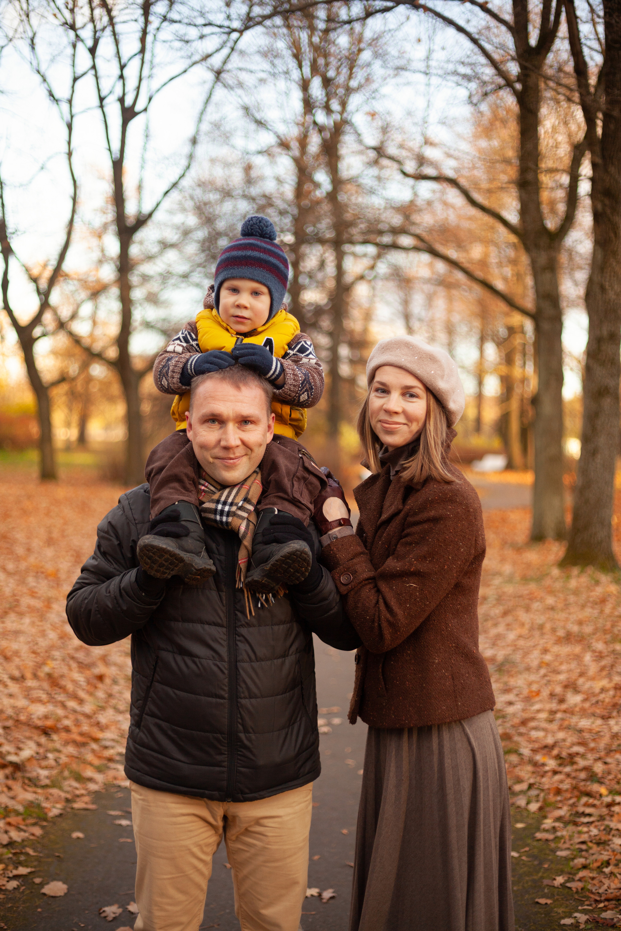 Осенняя фотосессия семьи с ребенком на острове Елагин. Детский и контент фотограф Надя Волкова Санкт-Петербург