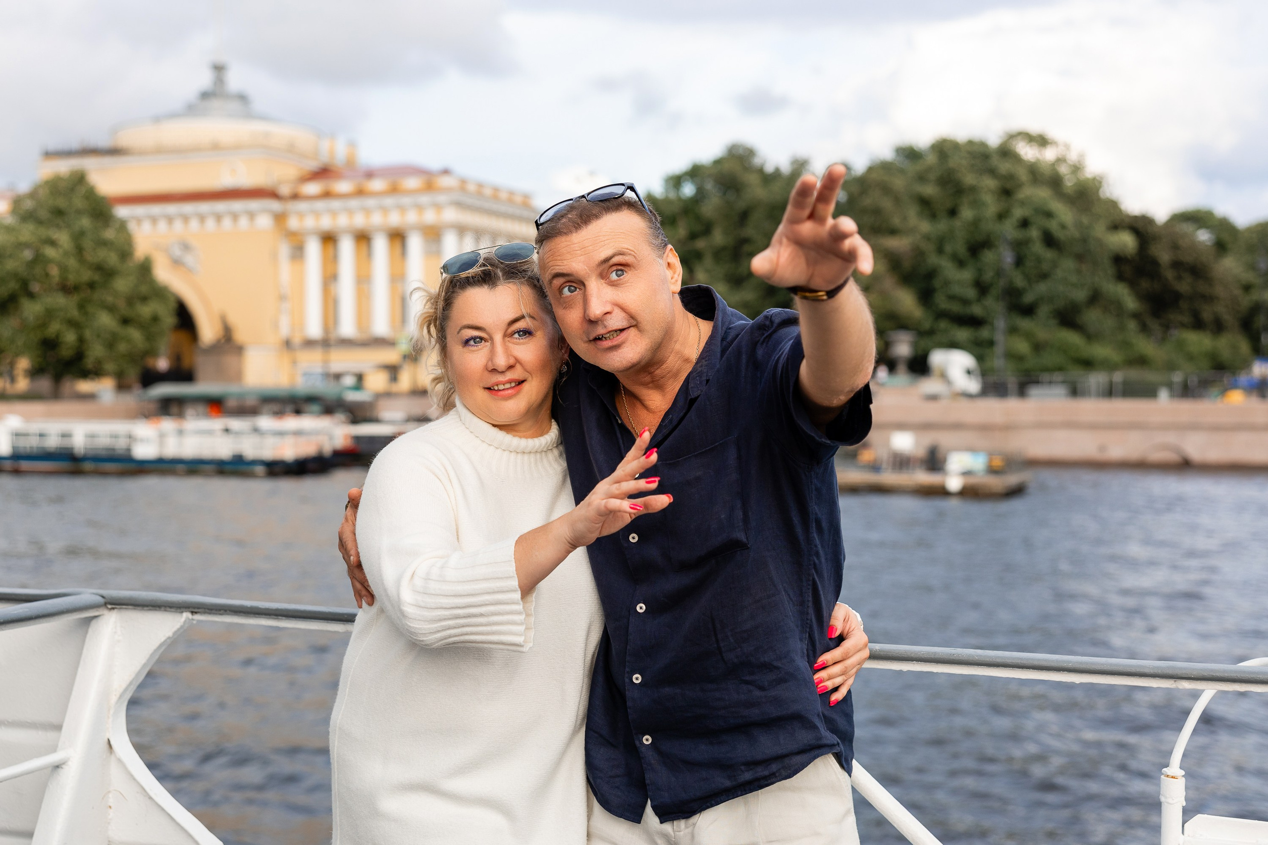 Пара на теплоходе на фоте Адмиралтейства в СПб