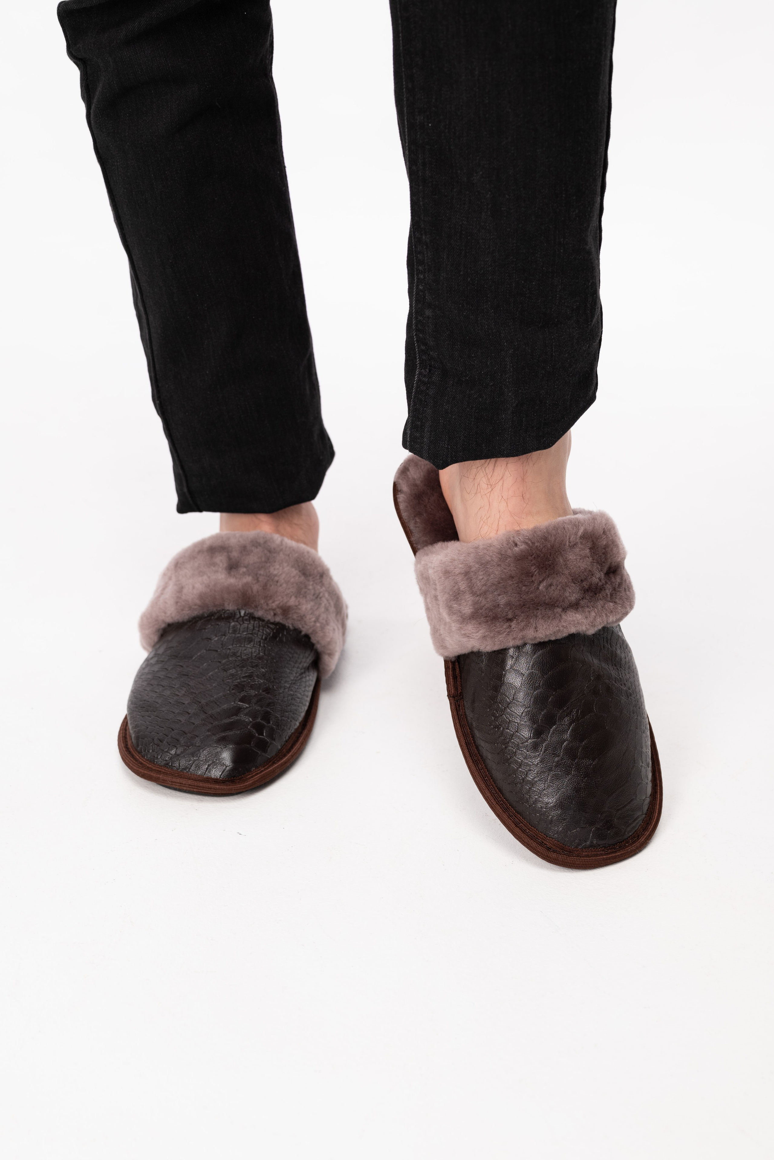 Тапочки и чуни. Предметный фотограф, фото для маркетплейсов Пятигорск, КМВ