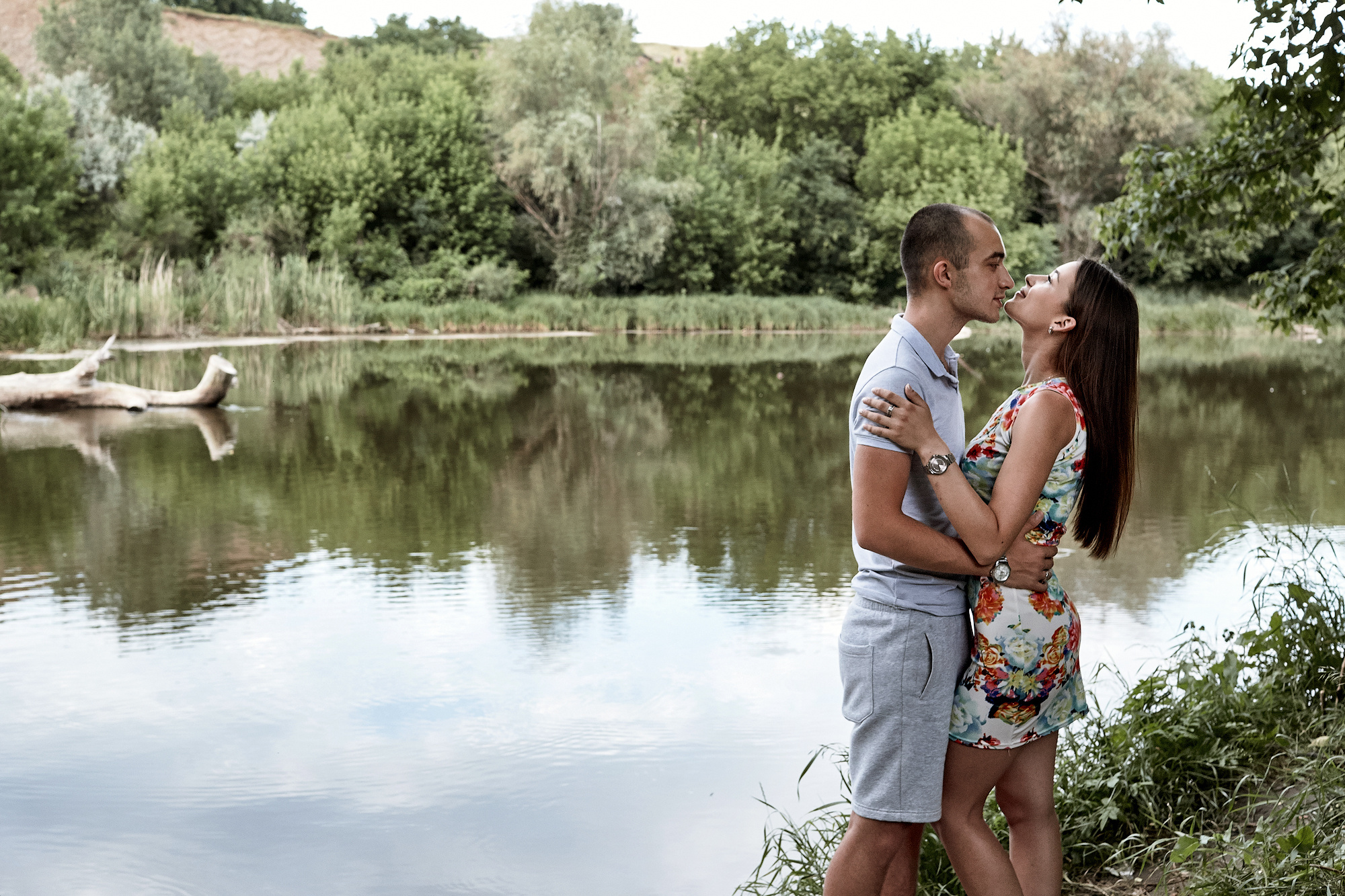 Летняя фотосессия у реки Белая Калитва. Фото видео съёмка в Белой Калитве дуэт Герман и Инна