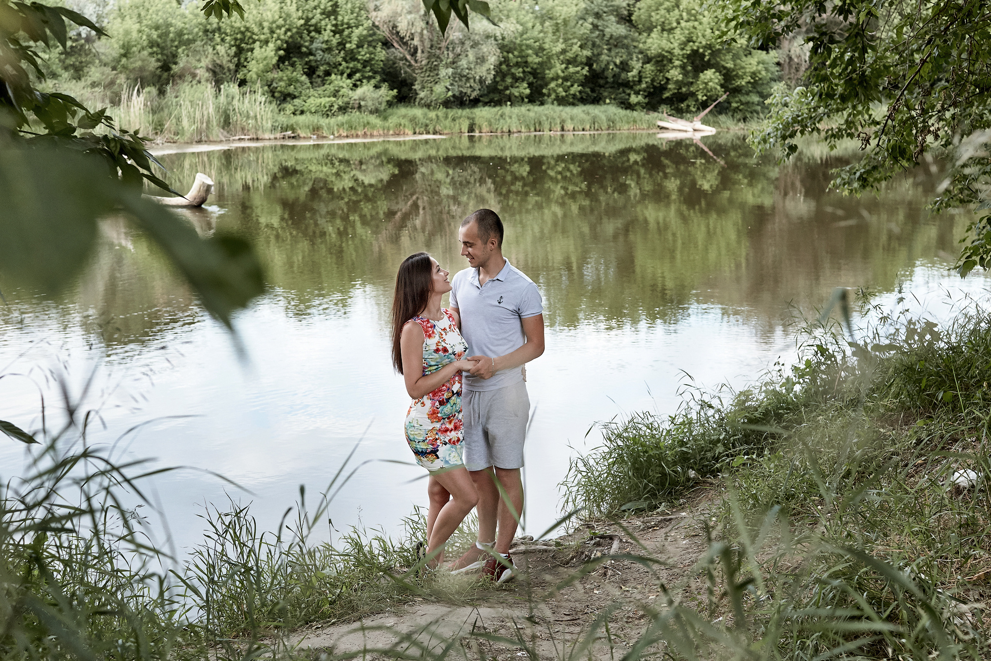 Летняя фотосессия у реки Белая Калитва. Фото видео съёмка в Белой Калитве дуэт Герман и Инна