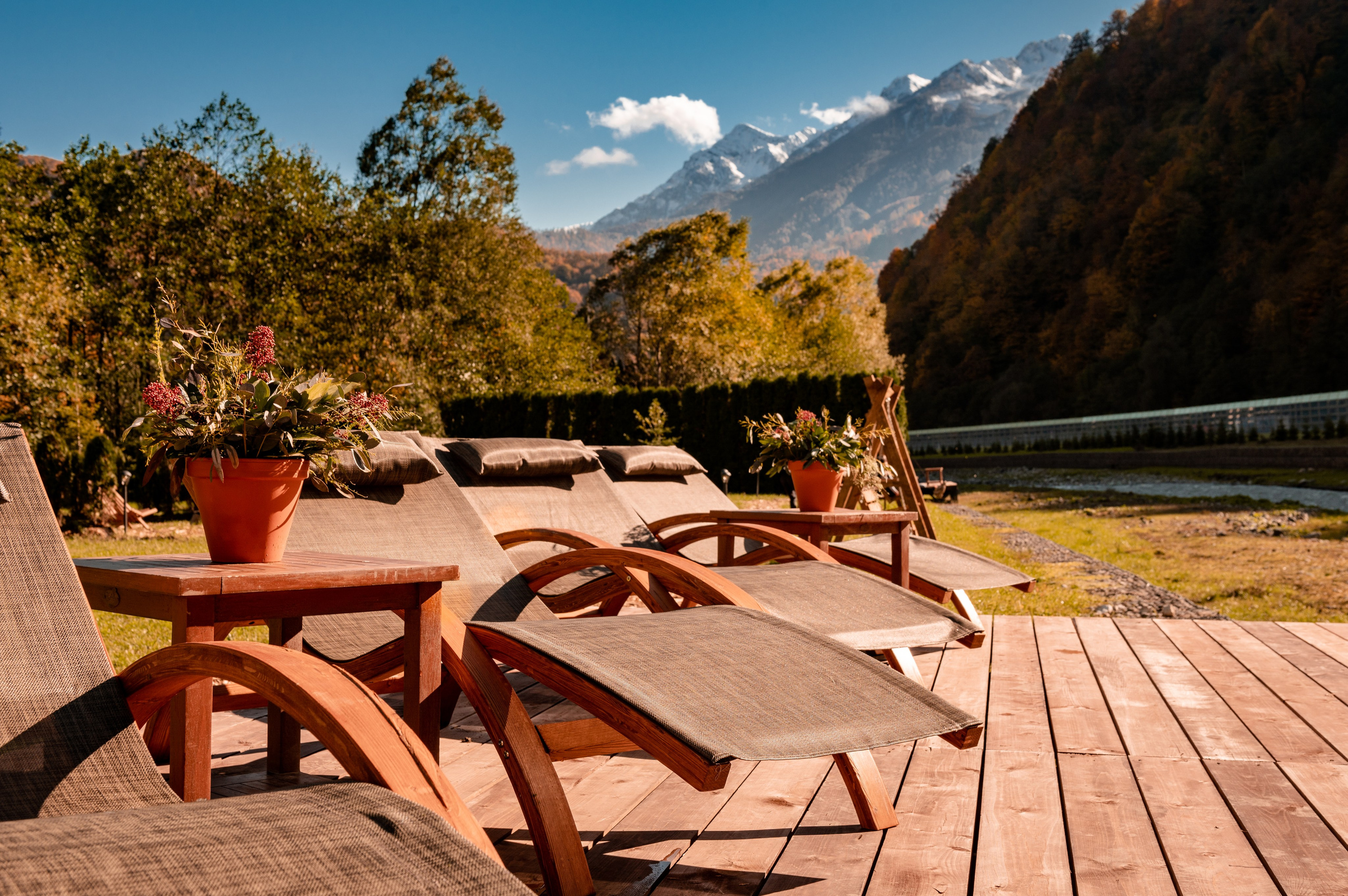 Контент съемка места для отдыха на курорте Газпром Поляна «Мзымта Пляж». Репортажный фотограф в Красной Поляне и Сочи Павлюченко Екатерина