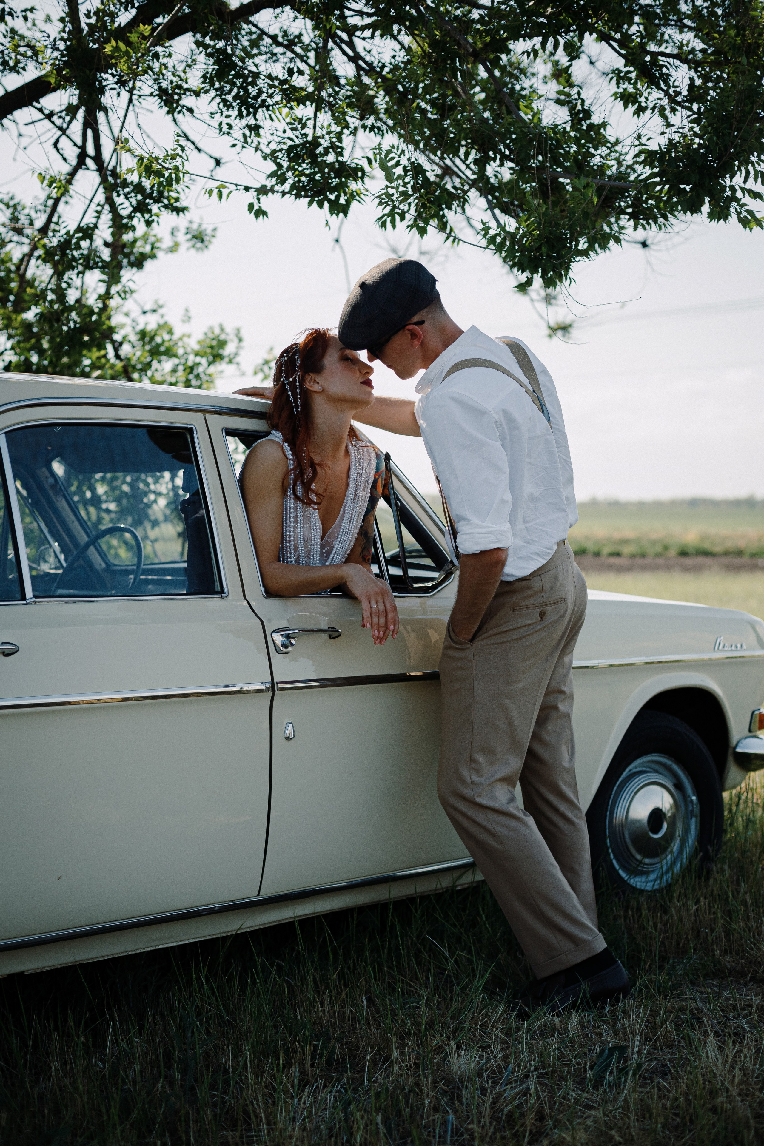 Романтичный портрет Валентина и Алины у ретро-автомобиля во время свадебной фотосессии в Таганроге