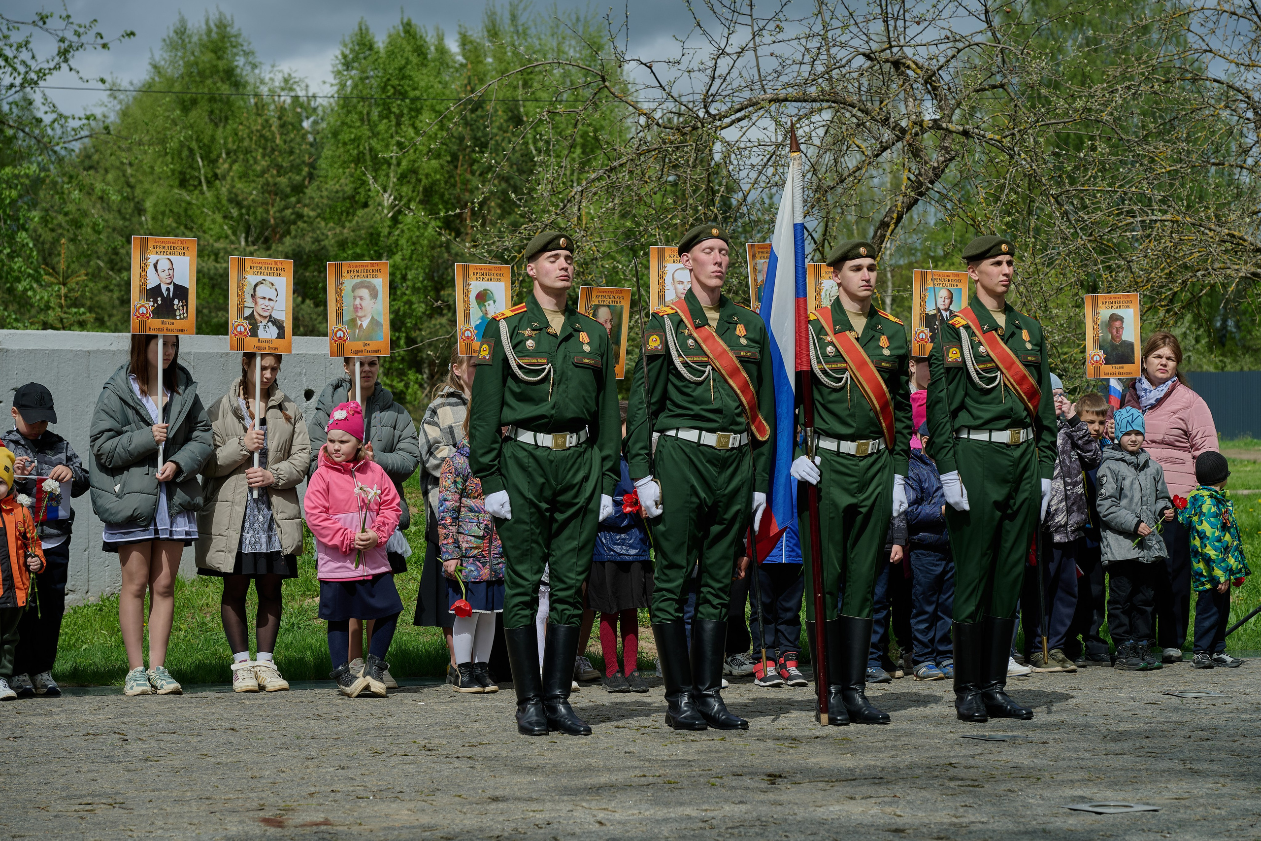 Памяти подвигу Кремлевских курсантов. Ярополец. Фотограф Роман Адлер