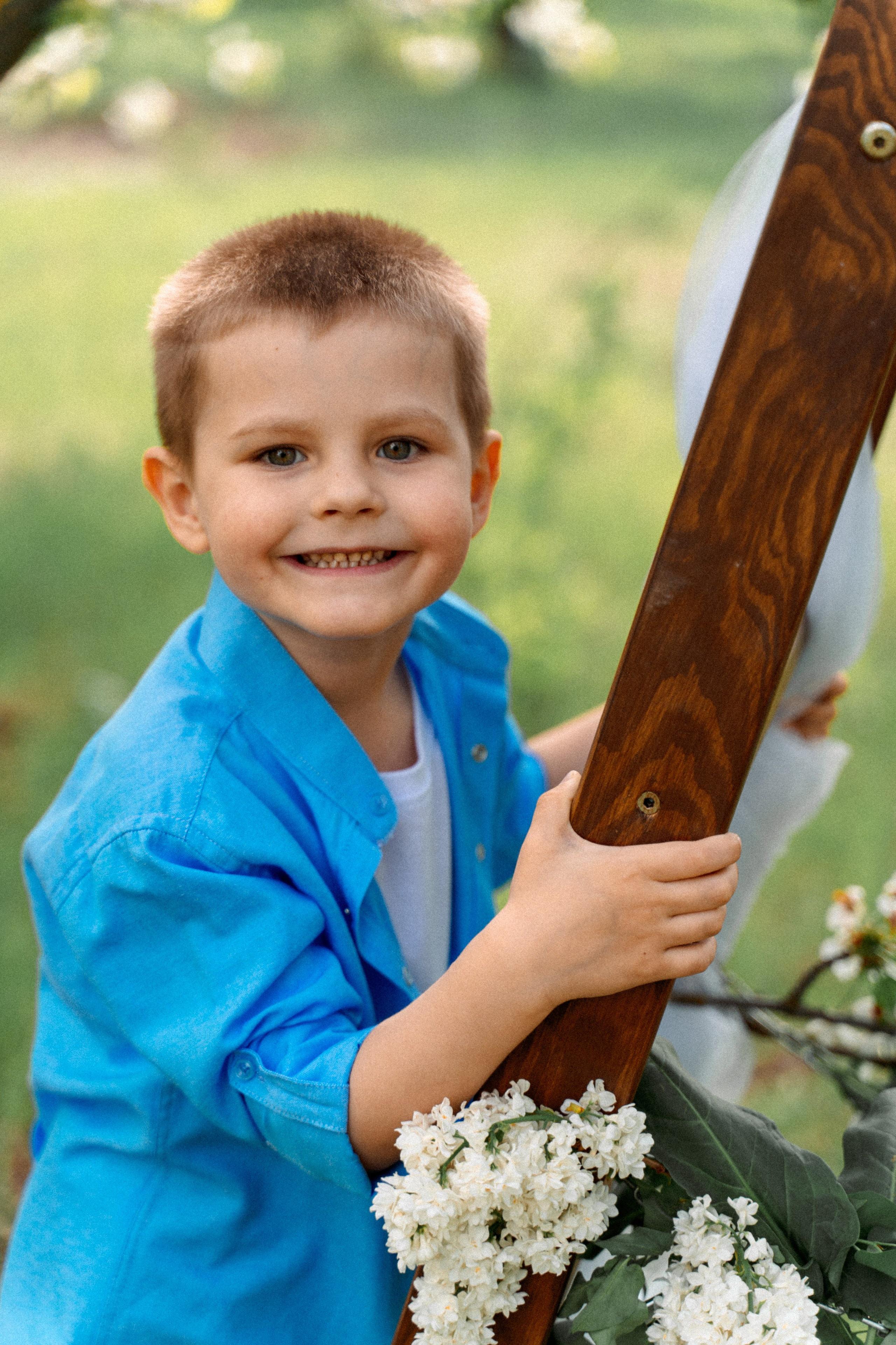 Сава и Ася в цветущем саду. Семейный фотограф Новочеркасск