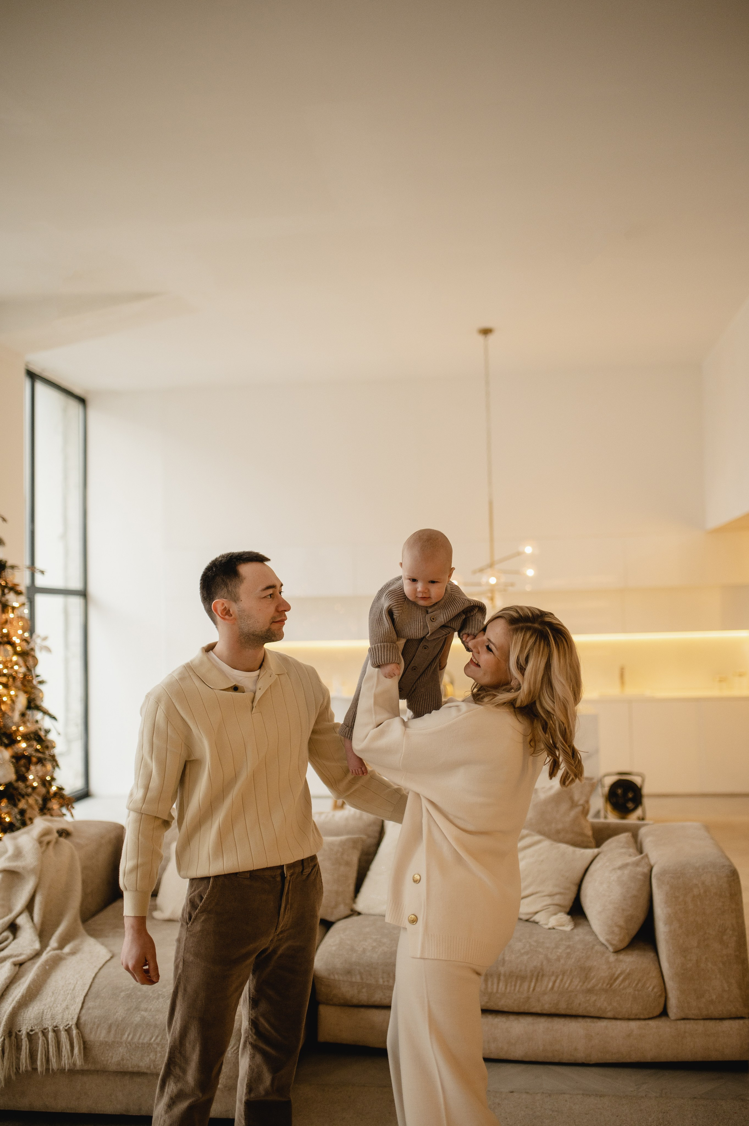 Новогодняя фотосессия в студии с малышом 6 месяцев в Бутово. Семейная фотосессия Бутово Москва фотограф Алина Морщагина