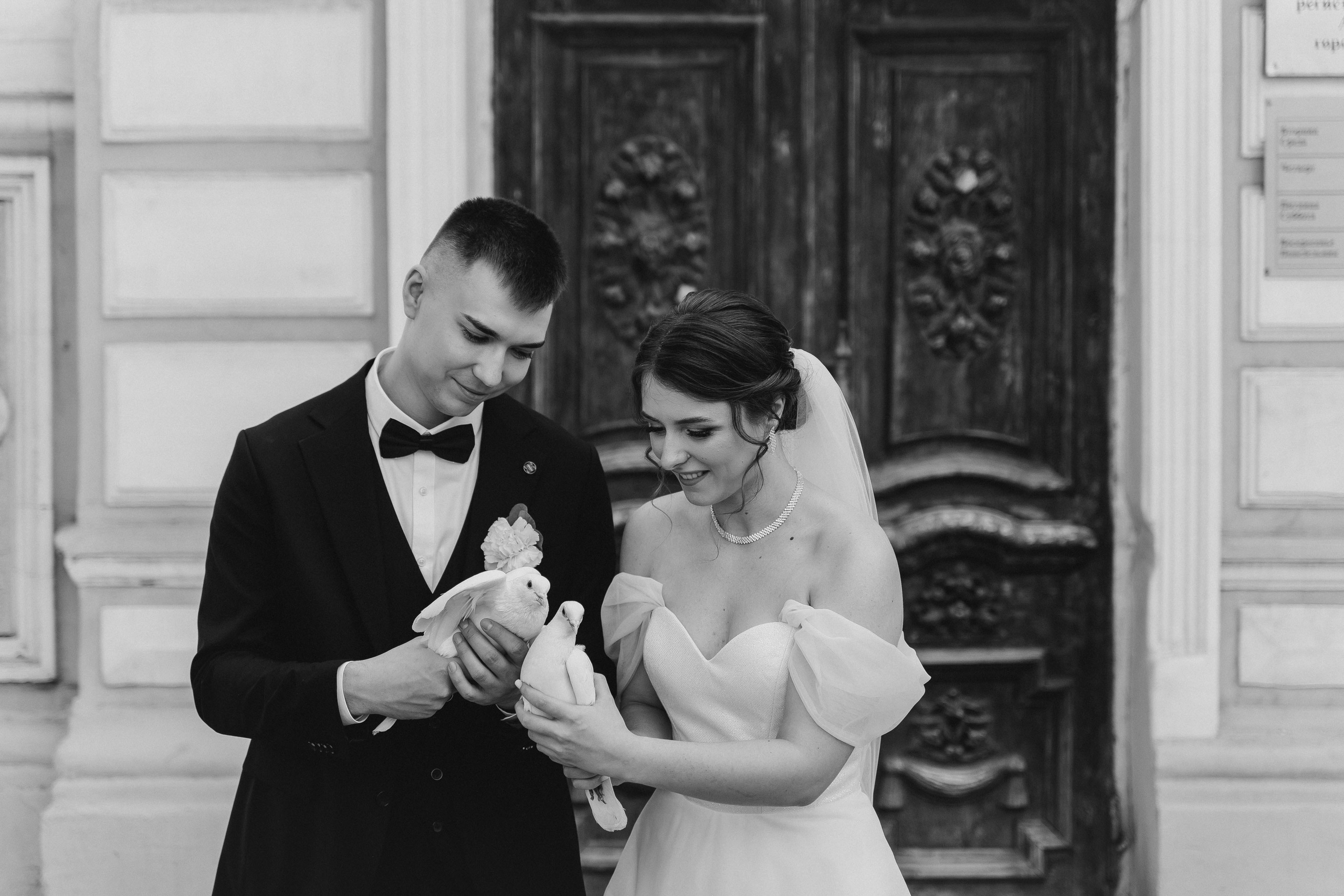 фотосессия жениха и невесты возле ЗАГСа города Новочеркасск, жених и невеста выпускают голубей