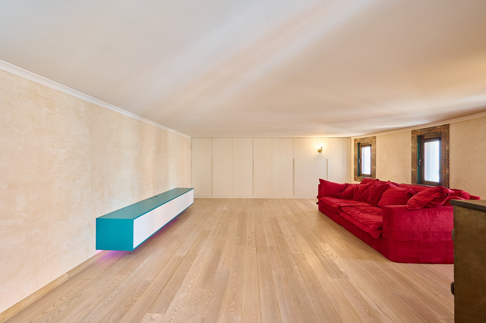 комната светлые оттенки красный диван полка с ящиками 