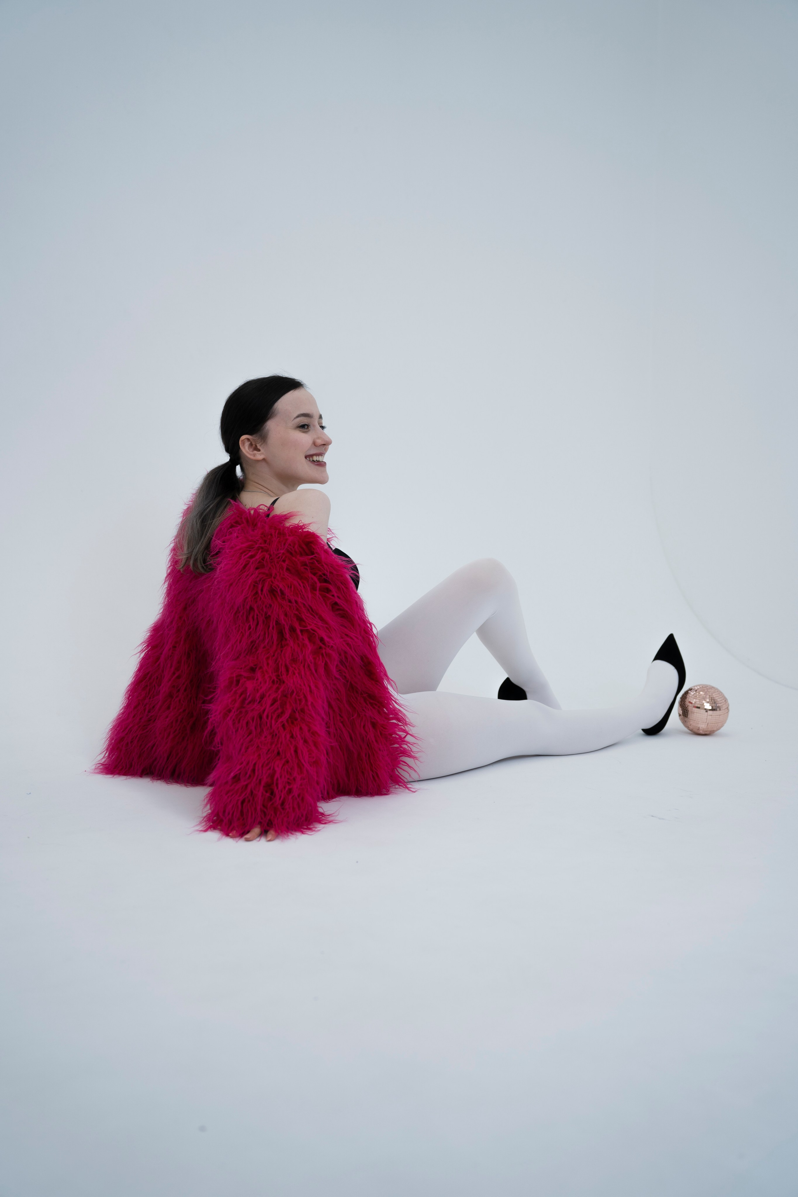 ДЕВОЧКА НА ШАРЕ. Главная