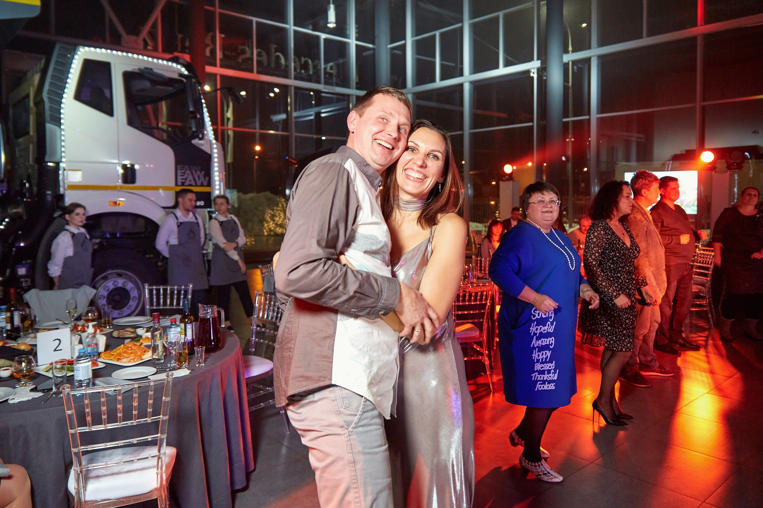 Транс-Инвест / Новогодний корпоратив на территории автосалона. Антон Артюшин, портретный фотограф. Москва