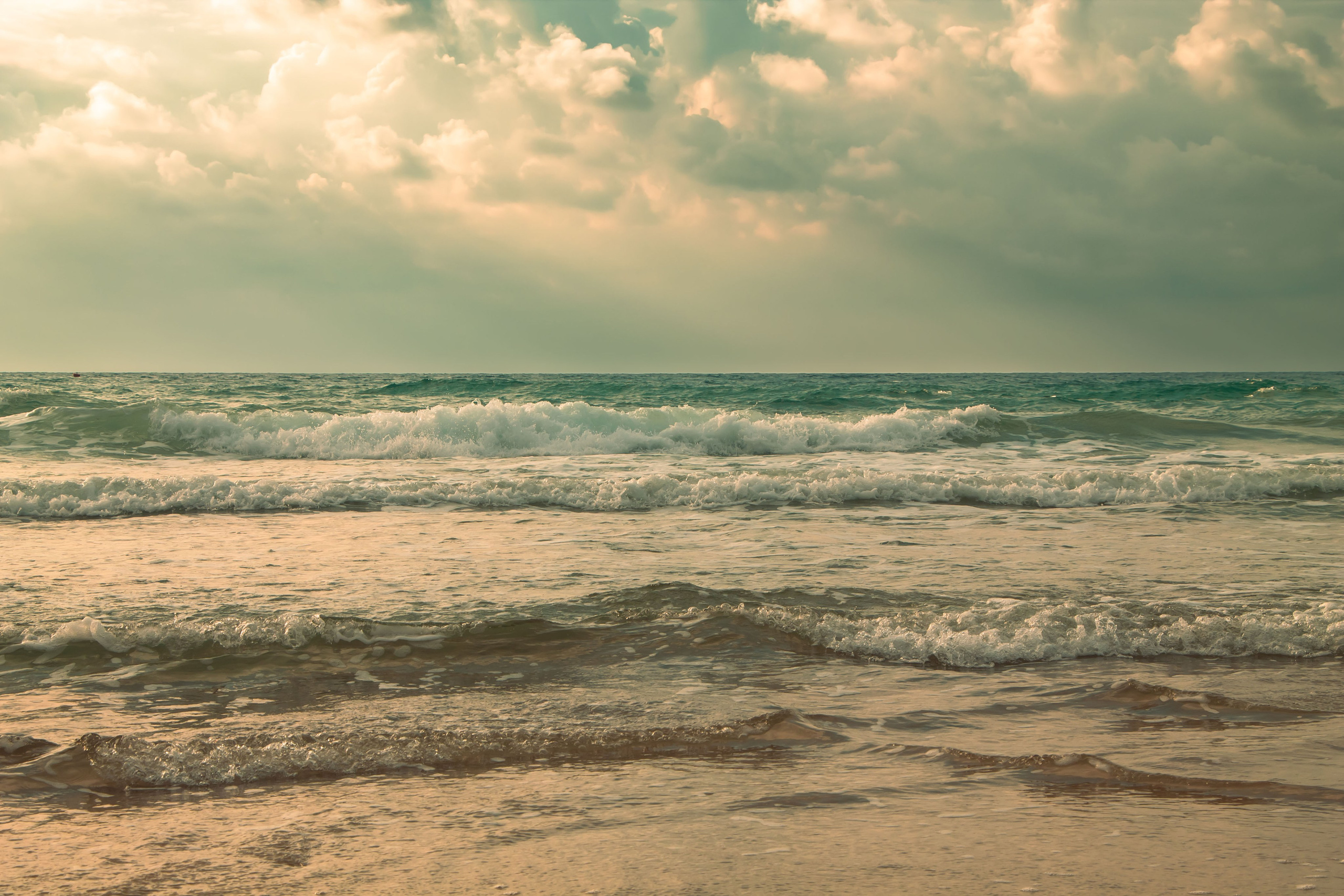 голбое и зеленое море с волнами, облова нависают сверху 