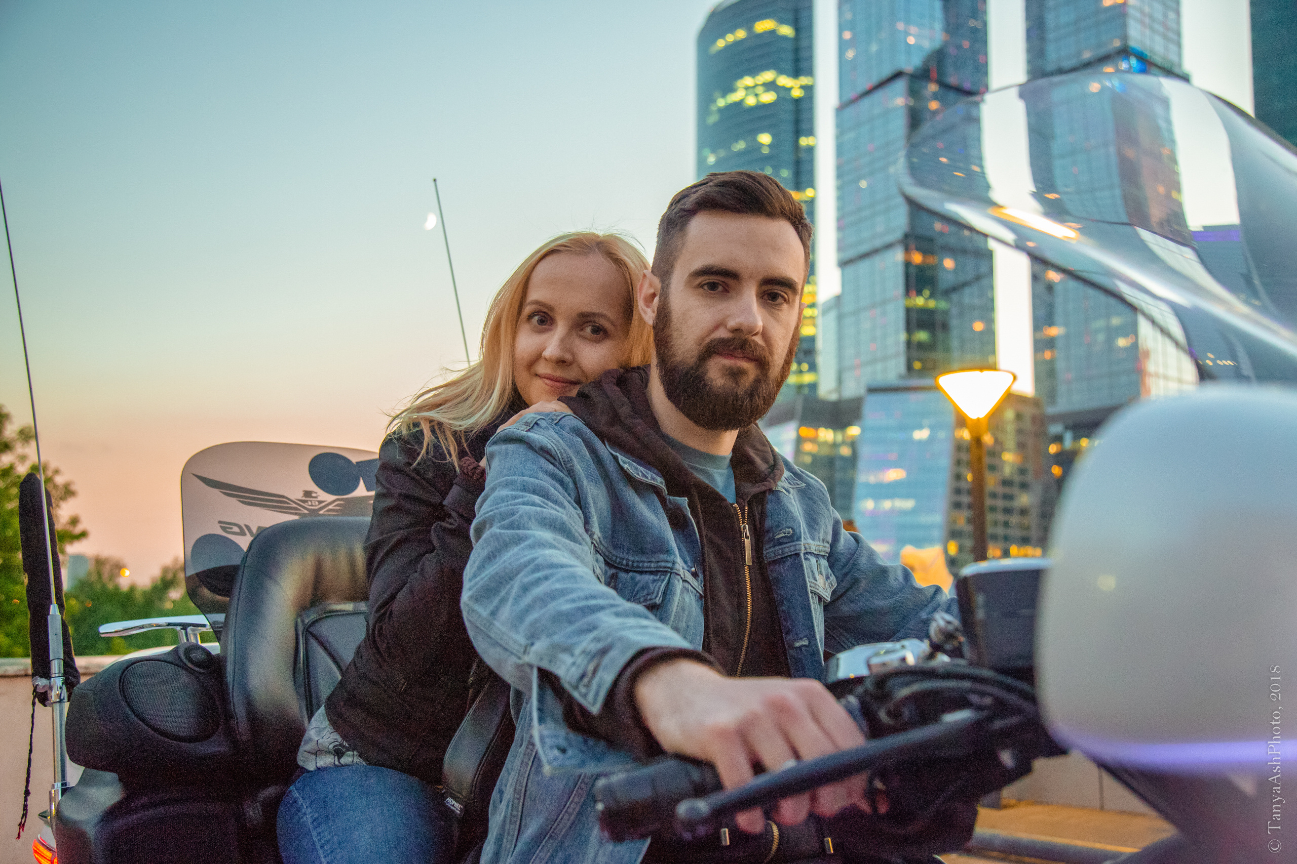 Love Story на мотоцикле напротив Москва-Сити