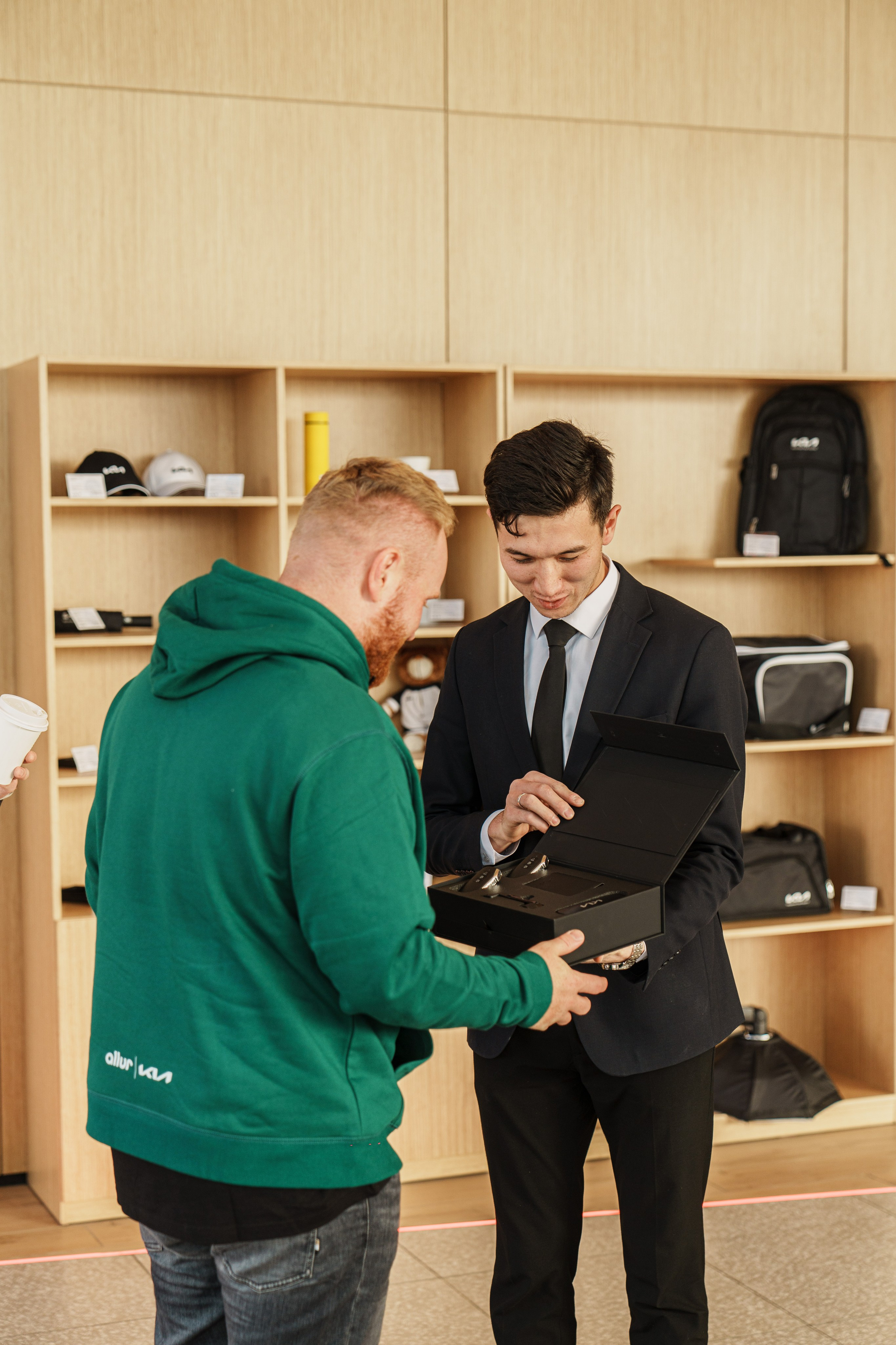 Kia EV6 Вручение Евгений Чебаткову. Фотограф TAULAN_1