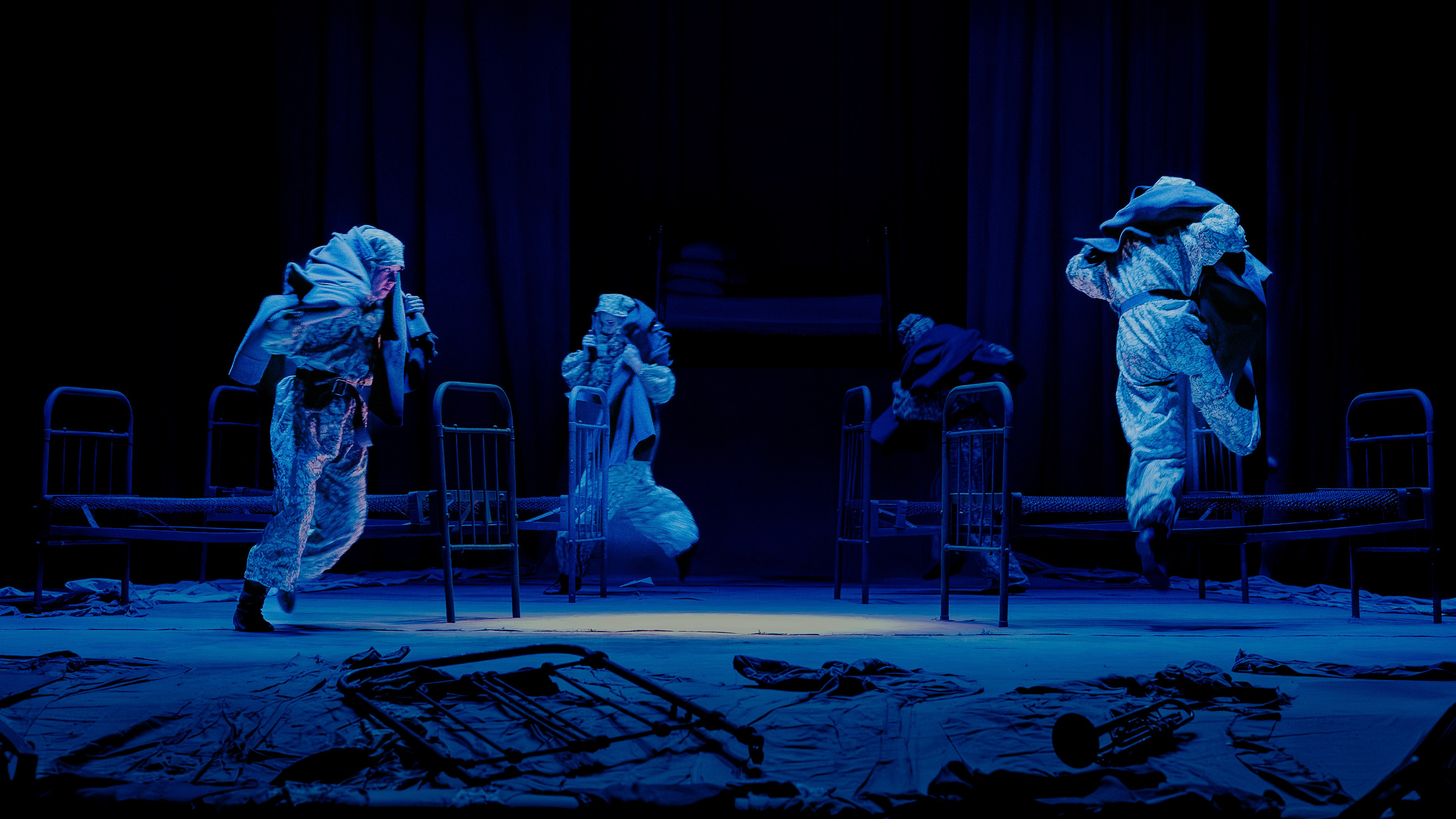 Театр Юного Зрителя " Не покидай меня». Фотограф Марк Файзулин