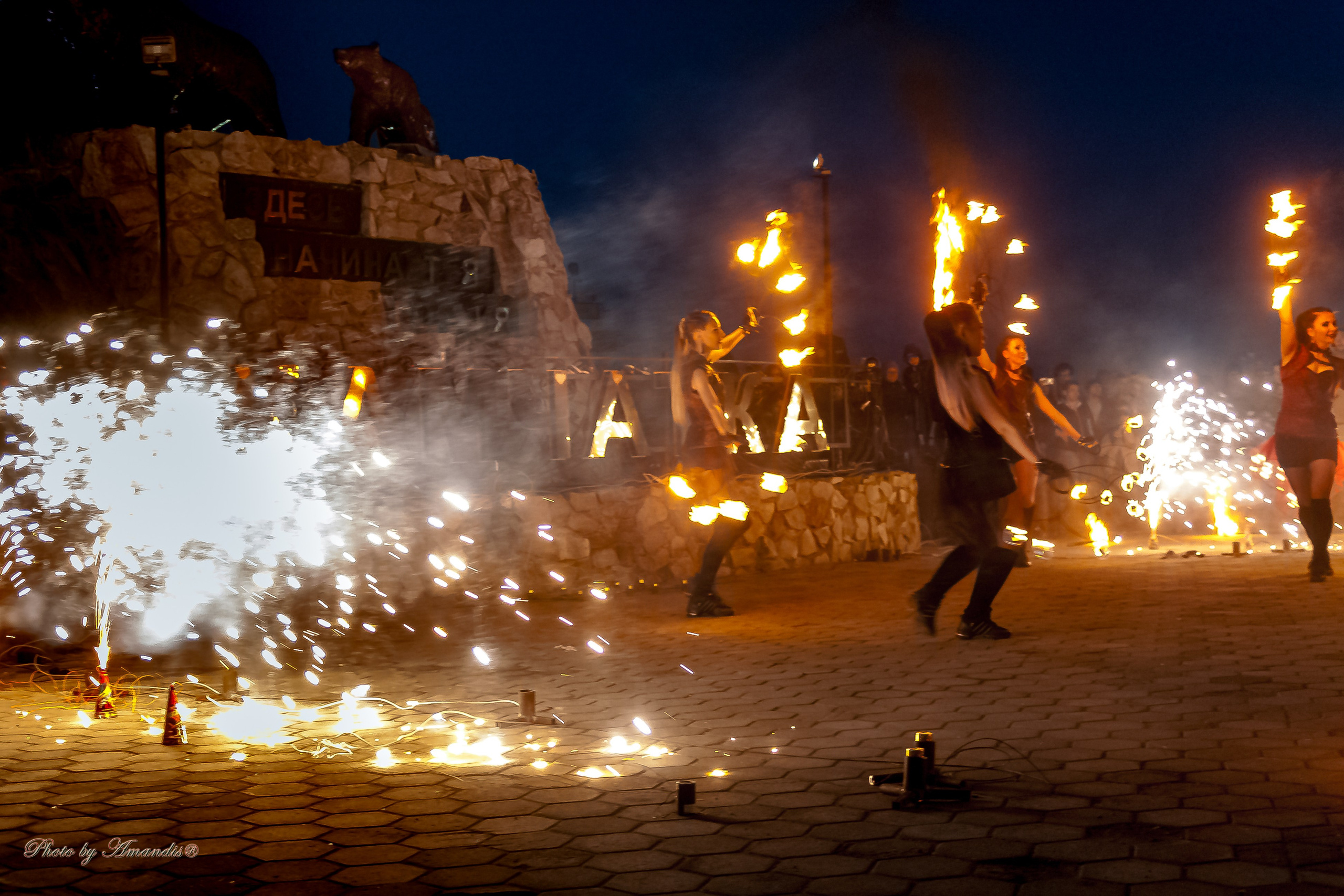 Огненное шоу у памятника «Здесь начинается Россия». Камчатка. Май 2017. Репортажная съемка в Москве и области. Анималистика
