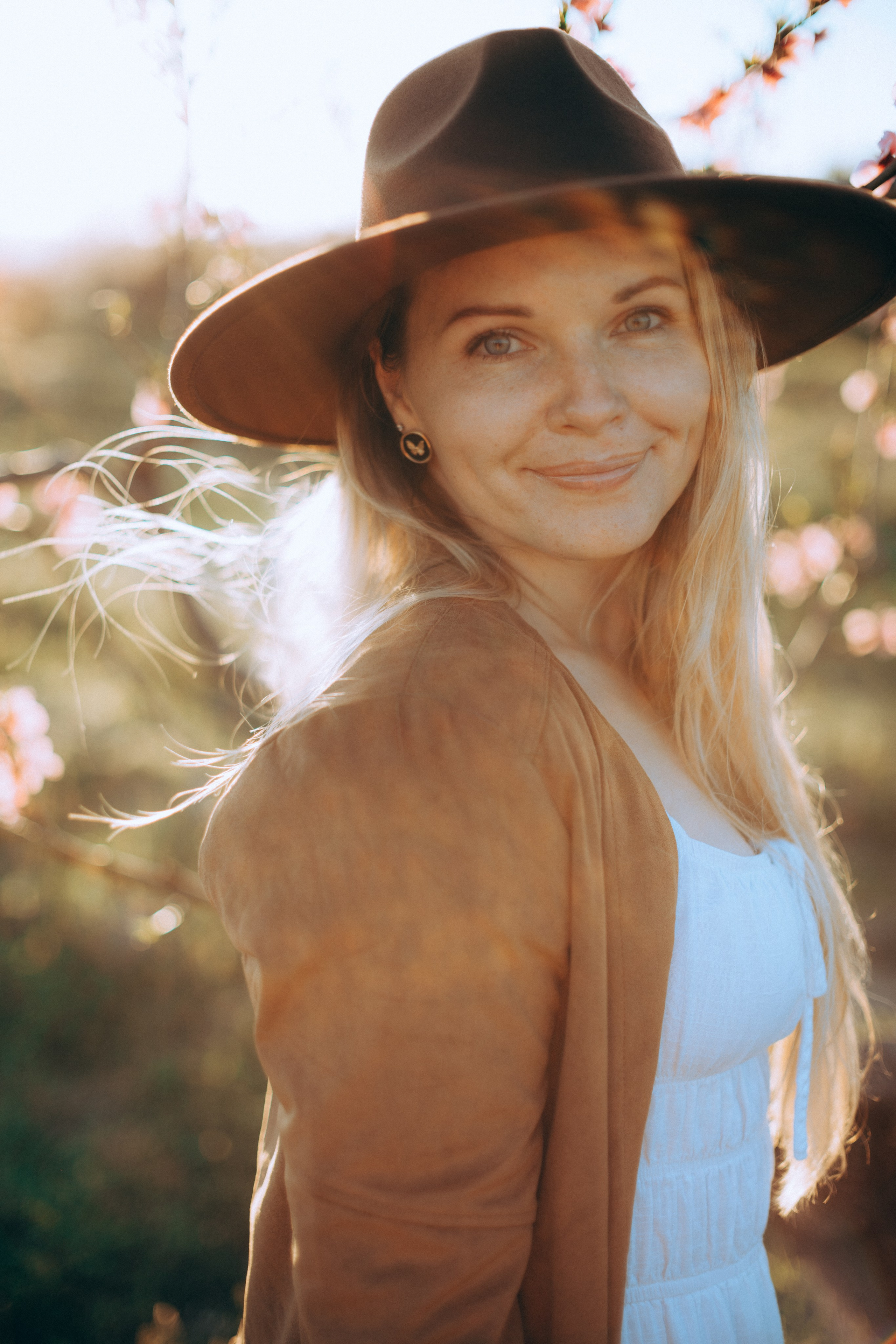 Женская фотосессия в персиковых цветениях. Портретный свадебный фотограф Крым | Евгения Щитенко
