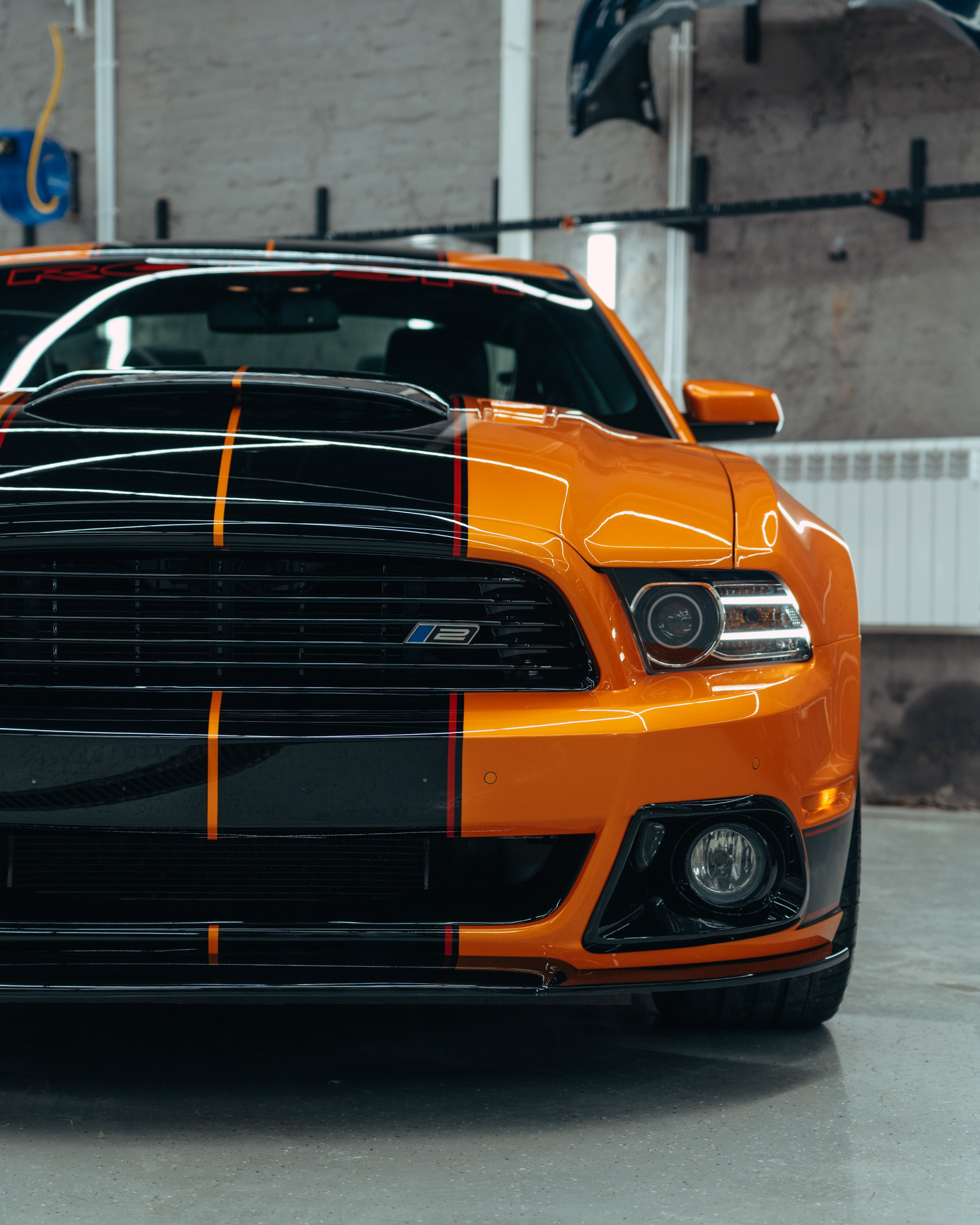 Ford Mustang Roush оранжевый окрас кузова и выкрас полос. DeLorein