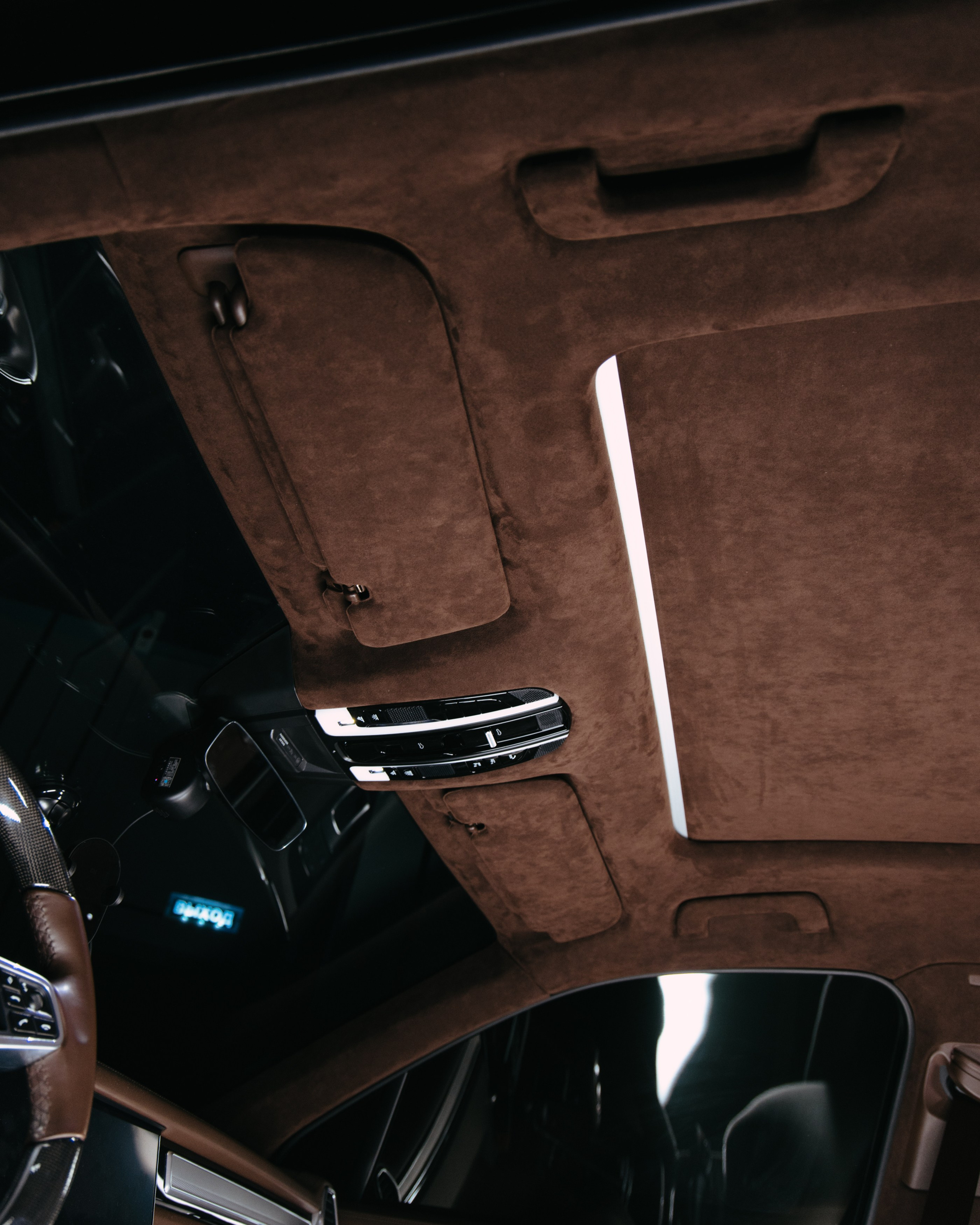 Porsche Сayenne пошив потолка в коричневую алькантару. DeLorein