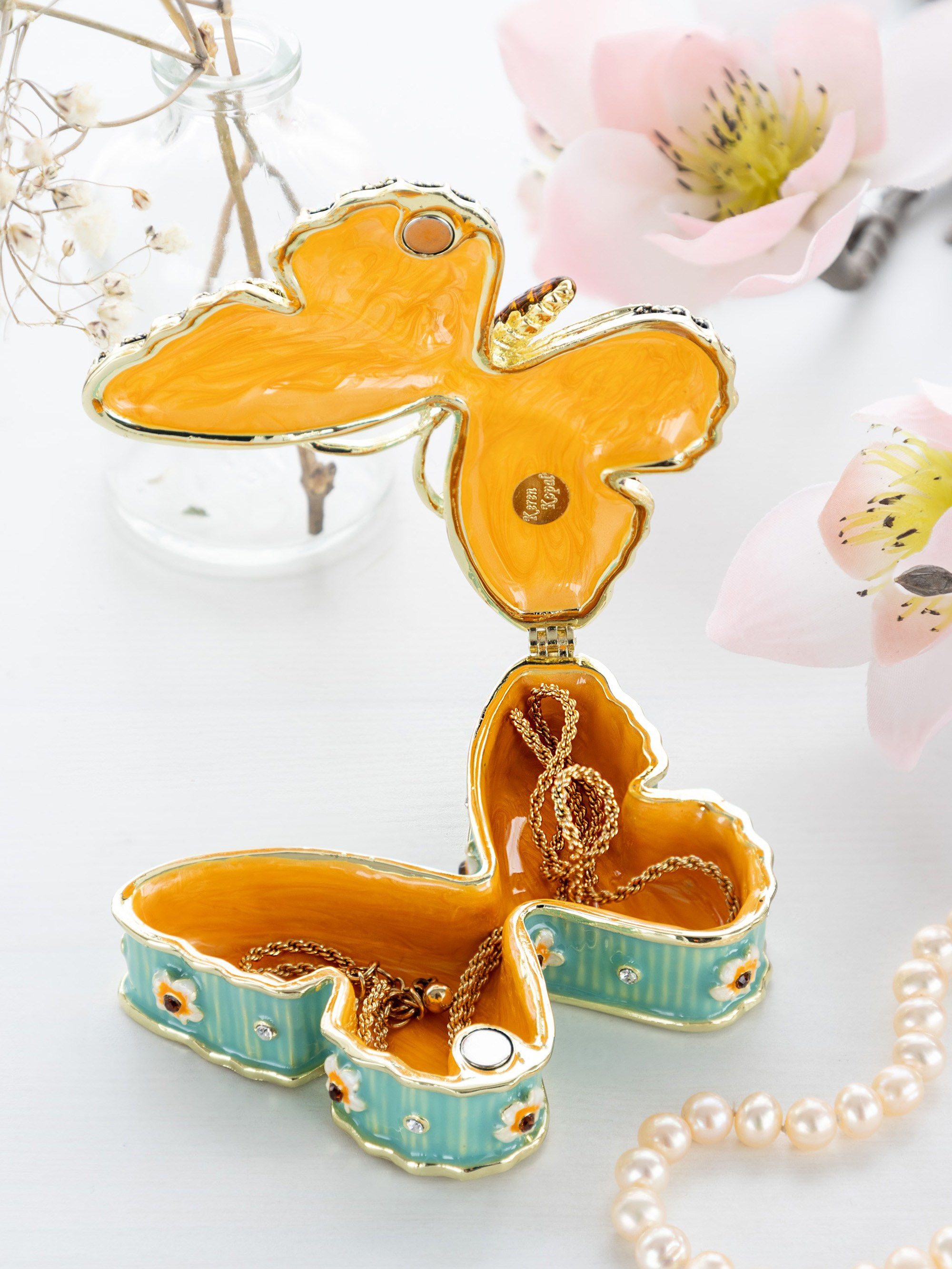 Шкатулка в виде бабочки с кристаллами | Профессиональная упаковочная фотография   