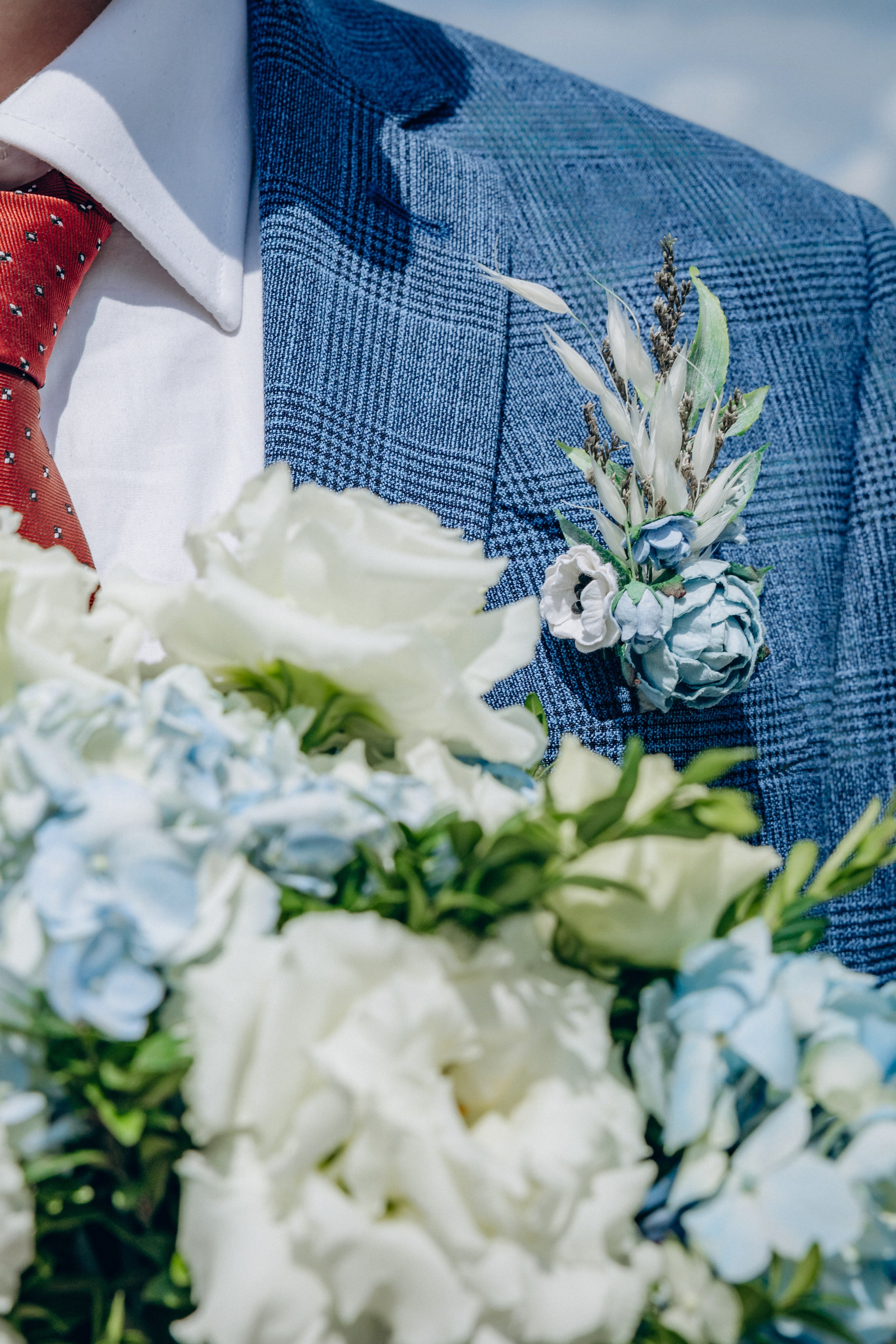 Букет жениха крупным планом — свадебные детали Усть-Кут