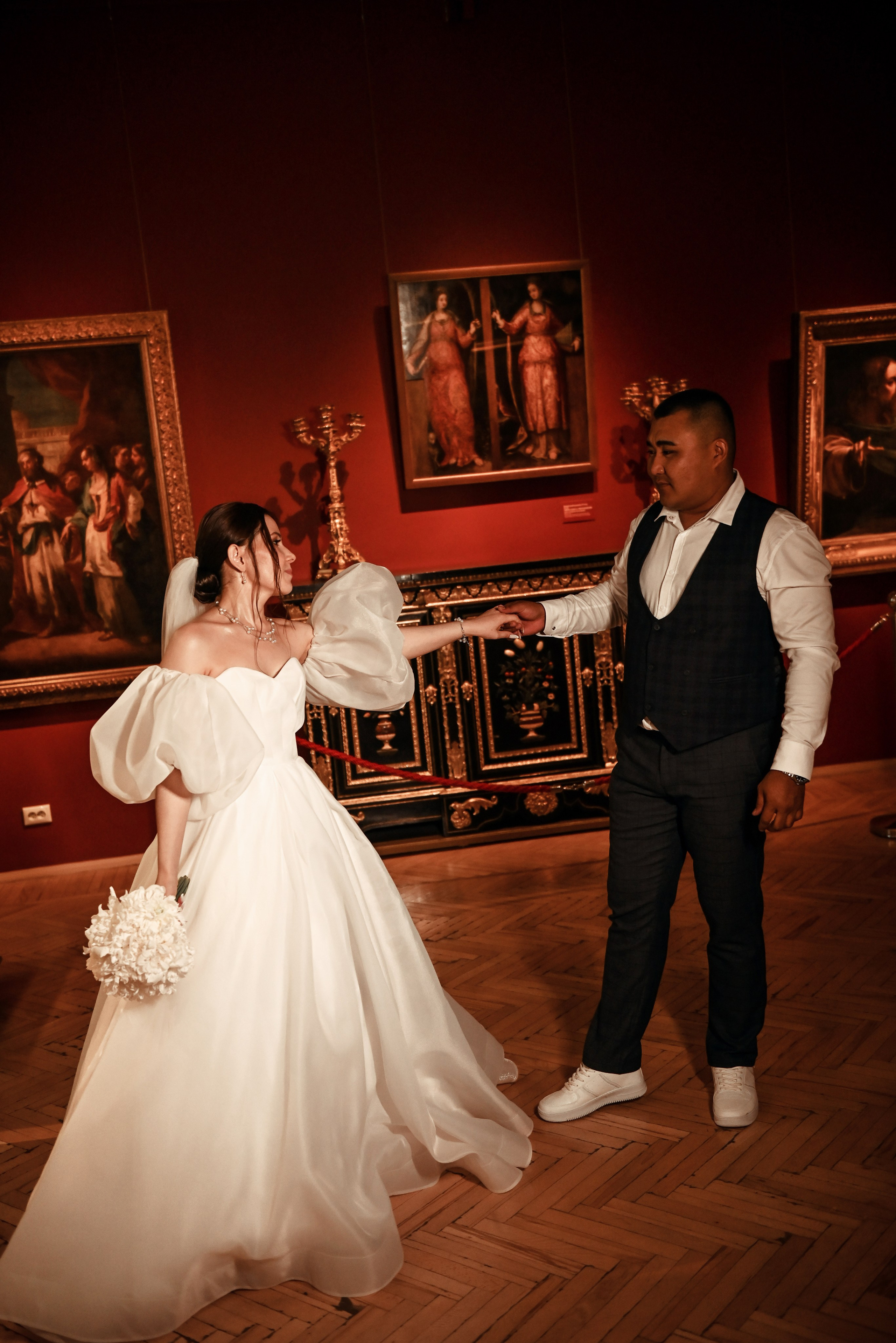 Небольшая свадебная серия в музее и прогулкой под дождем Эльмиры и Ризата. Свадебный, семейный, детский, контент фотограф в Омске Максим Ильин