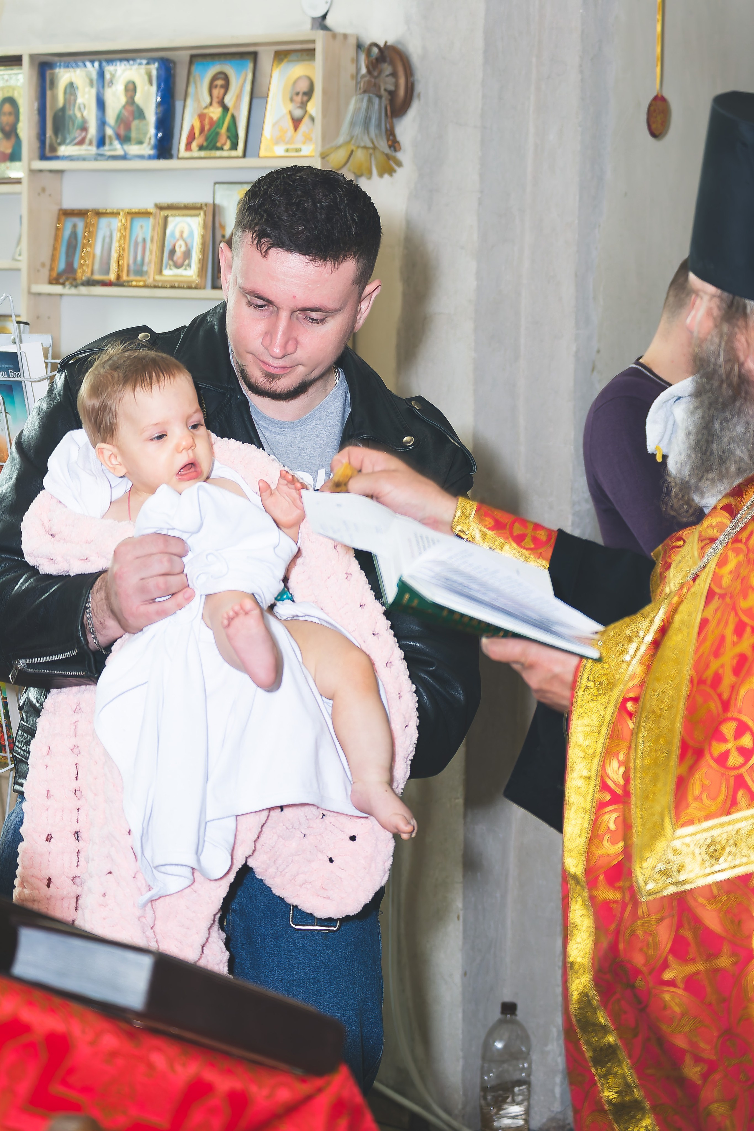 Крещение Ксении в храме Рождества Пресвятой Богородицы д. Щербинино. Фотограф Евгений Егоров