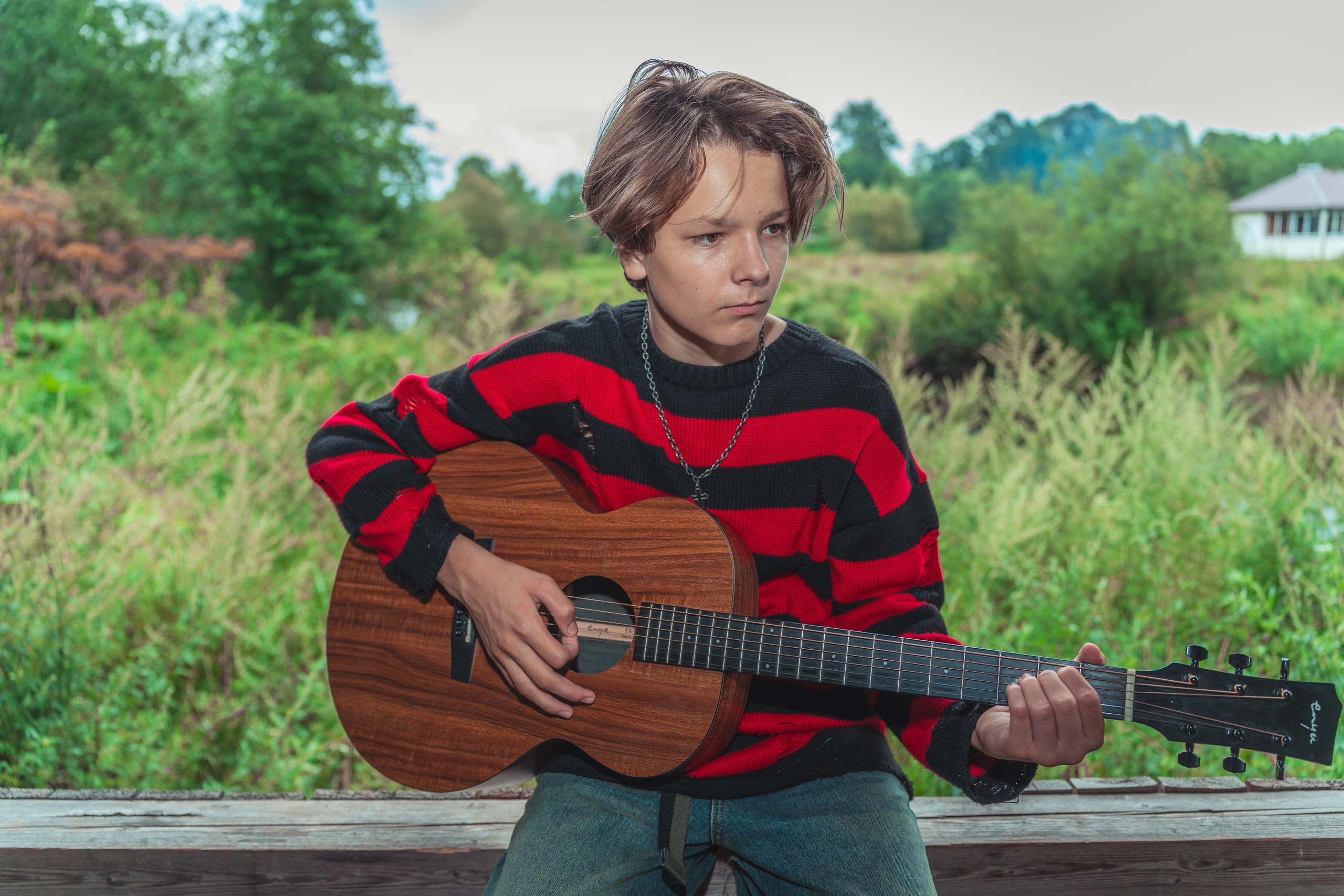 После грозы молодой человек играет на гитаре