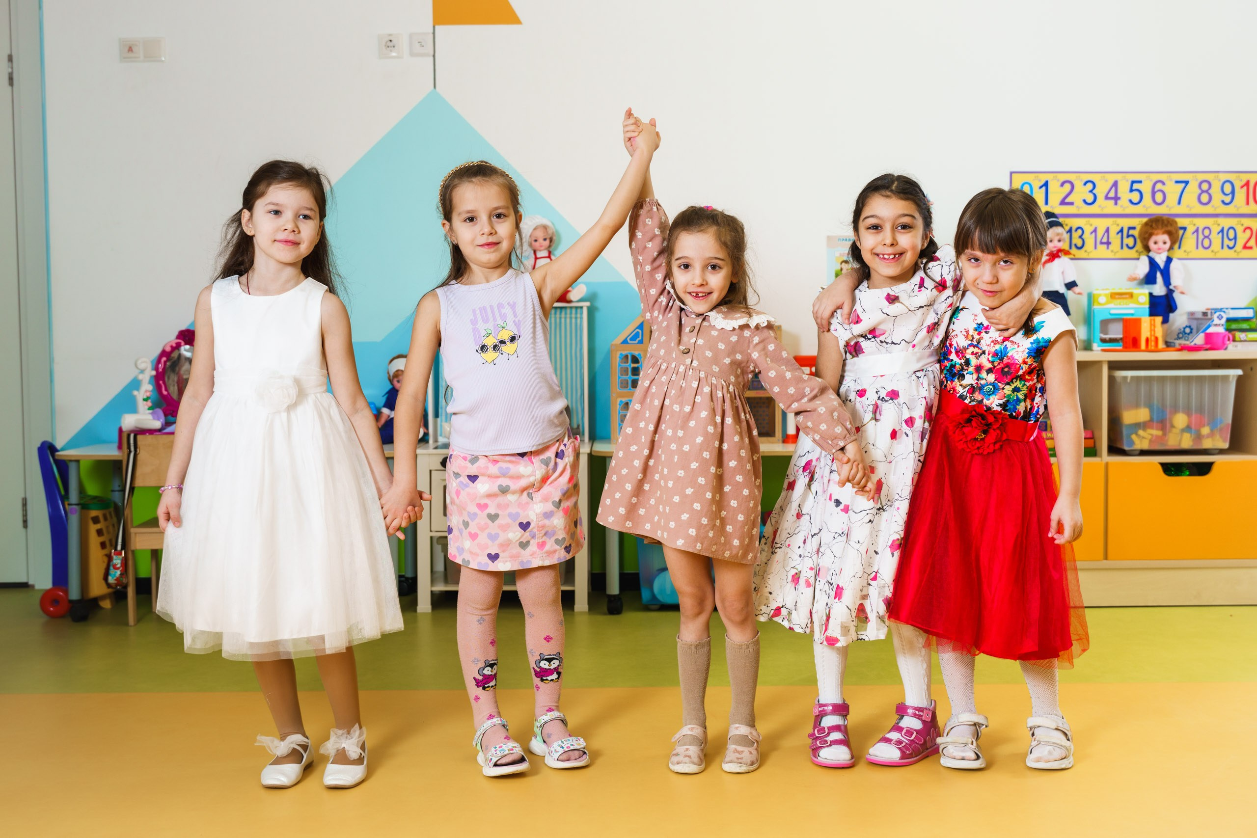 Группа девочек в детском саду