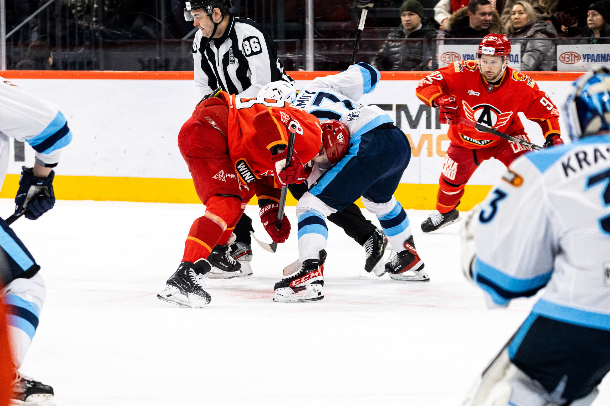 Хоккейный матч Автомобилист — Сибирь. Фотограф Родион Нарудинов