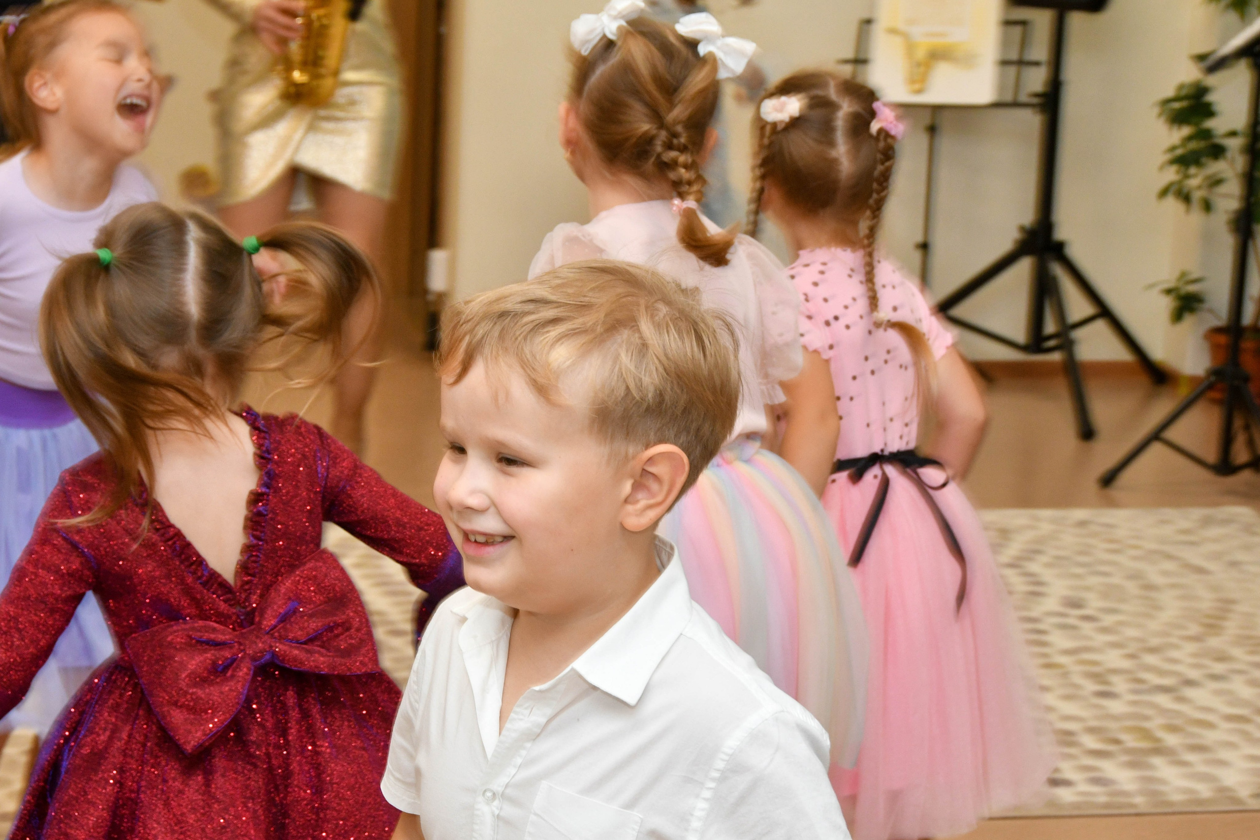 2023 г. День дошкольного работника и прогулка. Репортажный и детский фотограф в Новосибирске