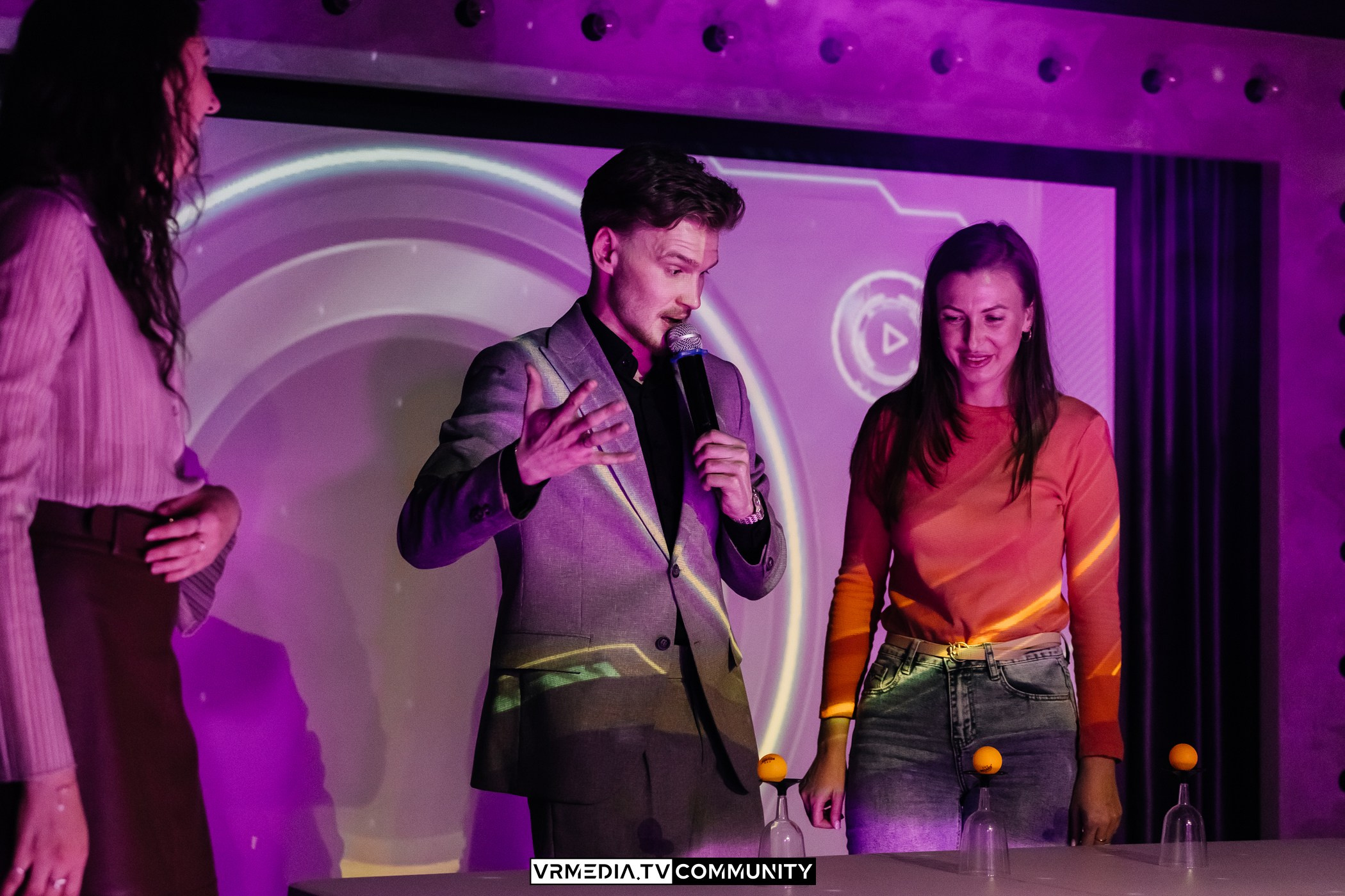 Караоке-бар «Volna»: Мир, труд, май, запевай