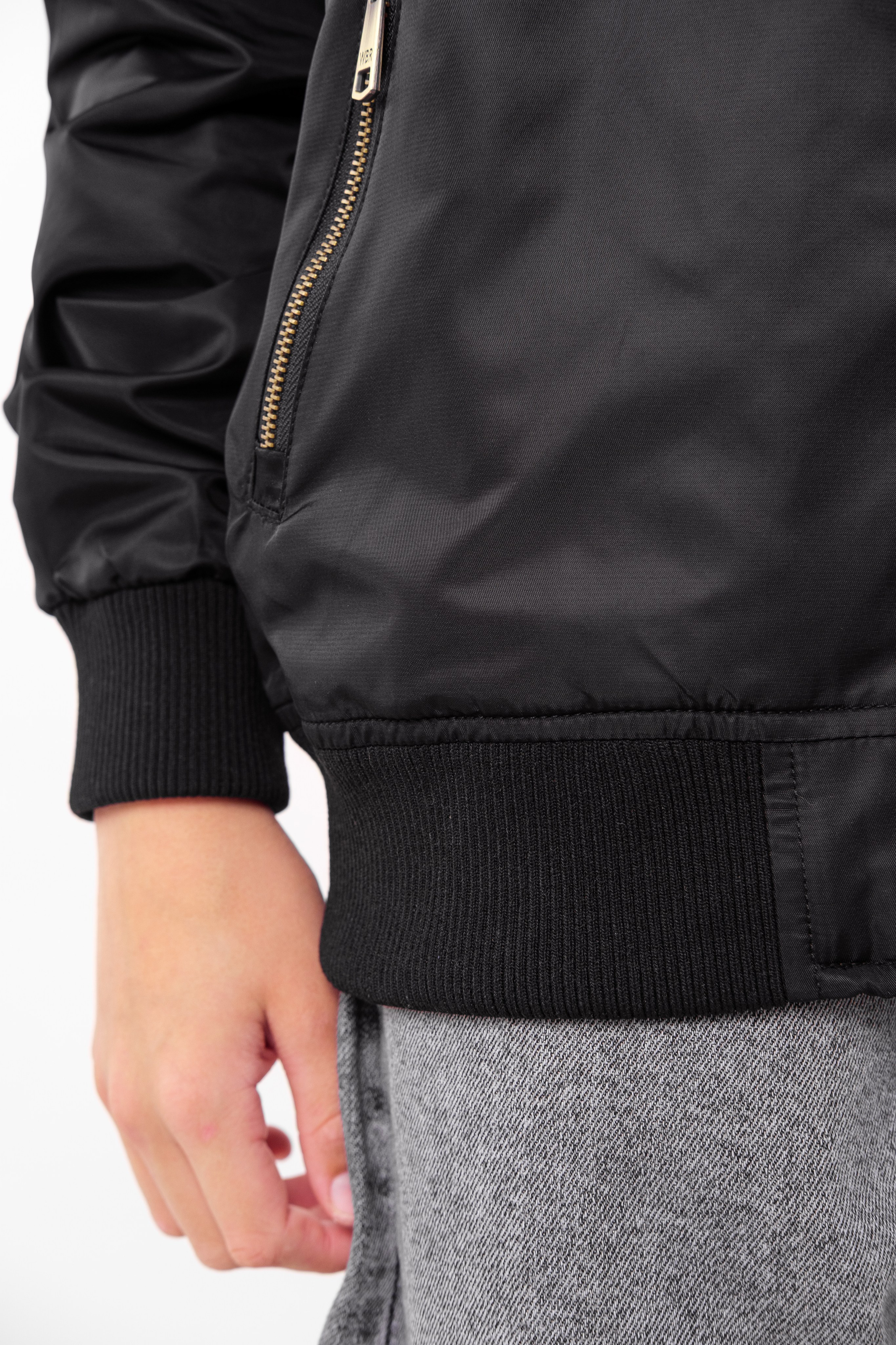 Съемка верхней одежды для каталога и маркетплейсов в Санкт-Петербурге. Фотосессия для маркетплейсов