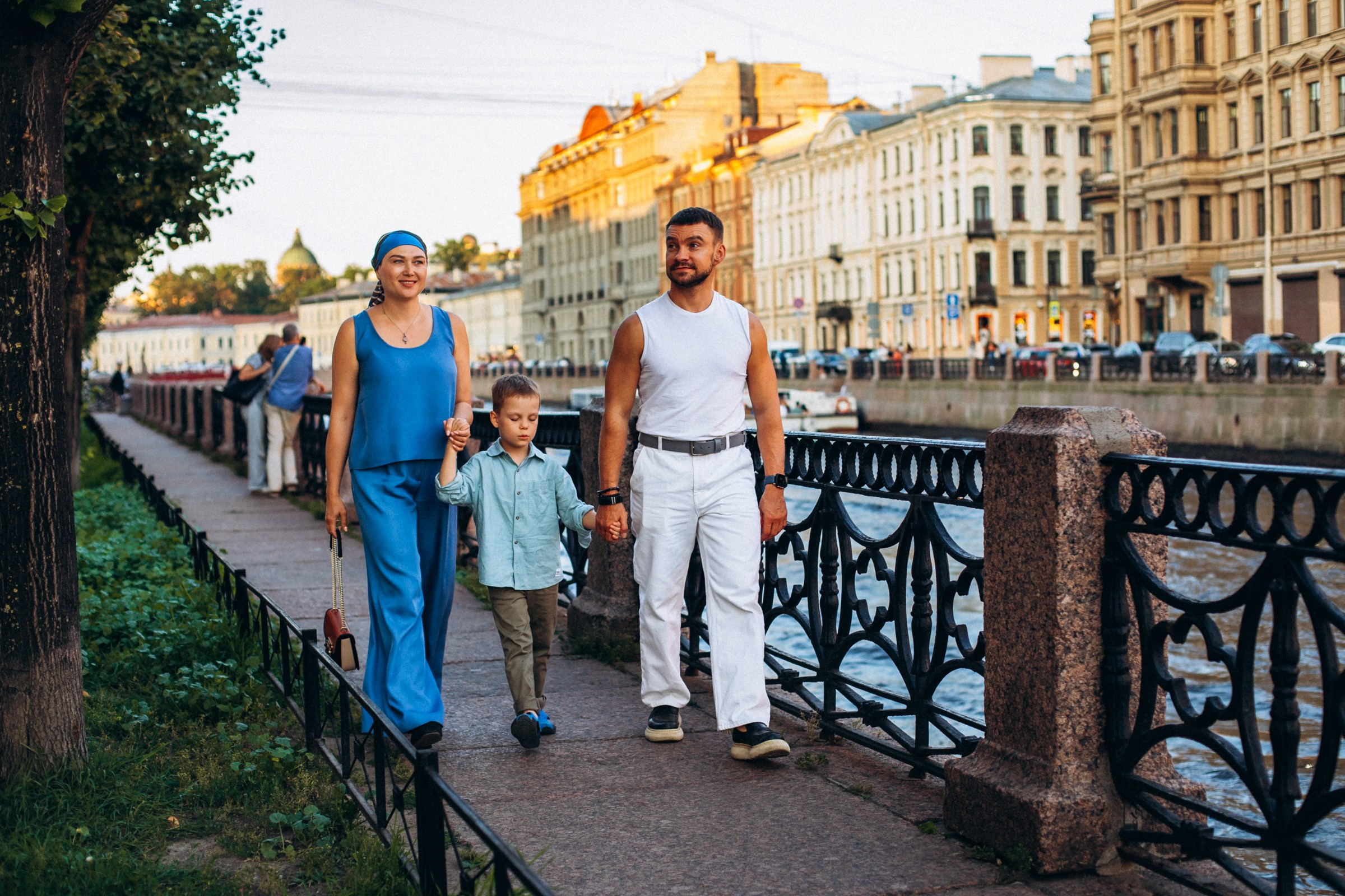Наталья с семьей в июле. Фотопрогулка в Петербурге. Индивидуальный и семейный фотограф в Санкт-Петербурге