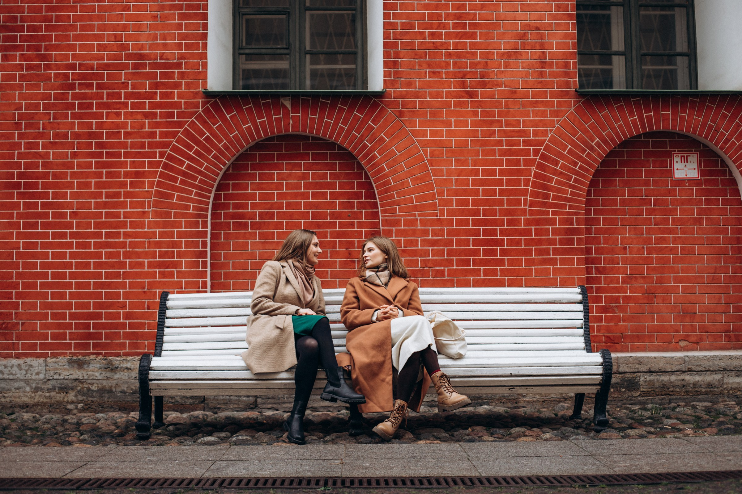 Сестры Саша и Полина в октябре. Фотопрогулка в Петербурге. Индивидуальный и семейный фотограф в Санкт-Петербурге