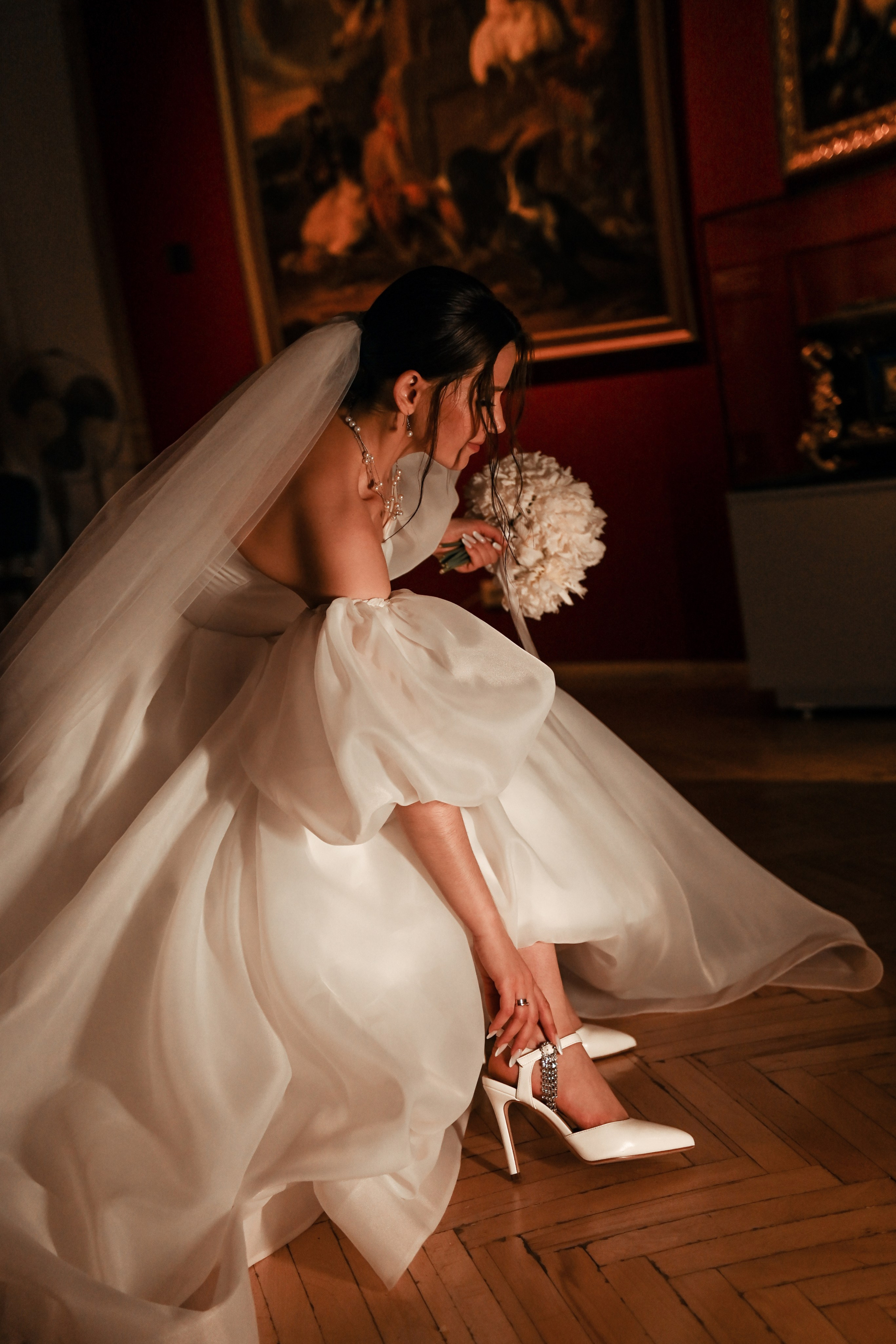 Небольшая свадебная серия в музее и прогулкой под дождем Эльмиры и Ризата. Свадебный, семейный, детский, контент фотограф в Омске Максим Ильин